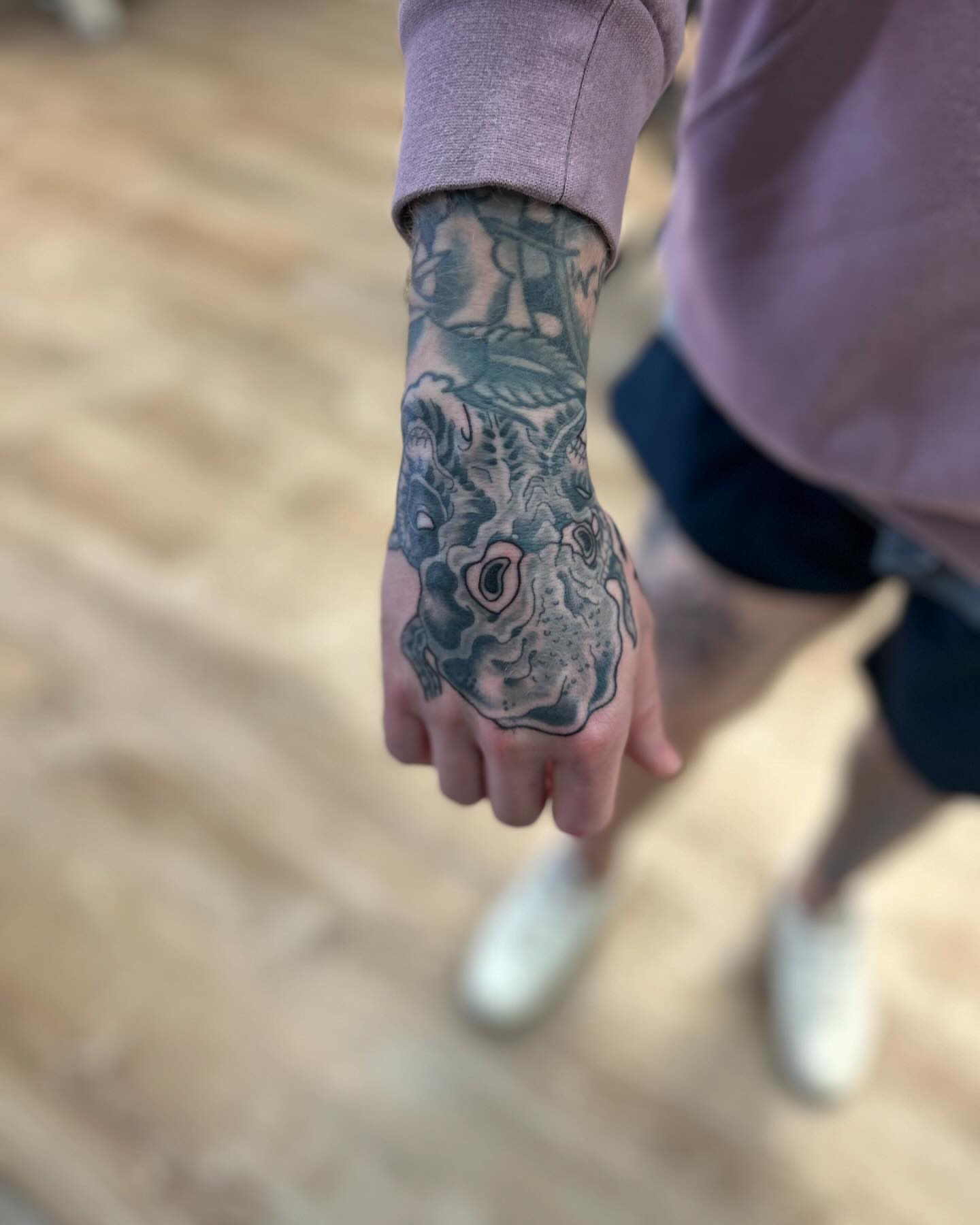 Abstract black and grey tattoo on the hand by Ricardo (RJ)