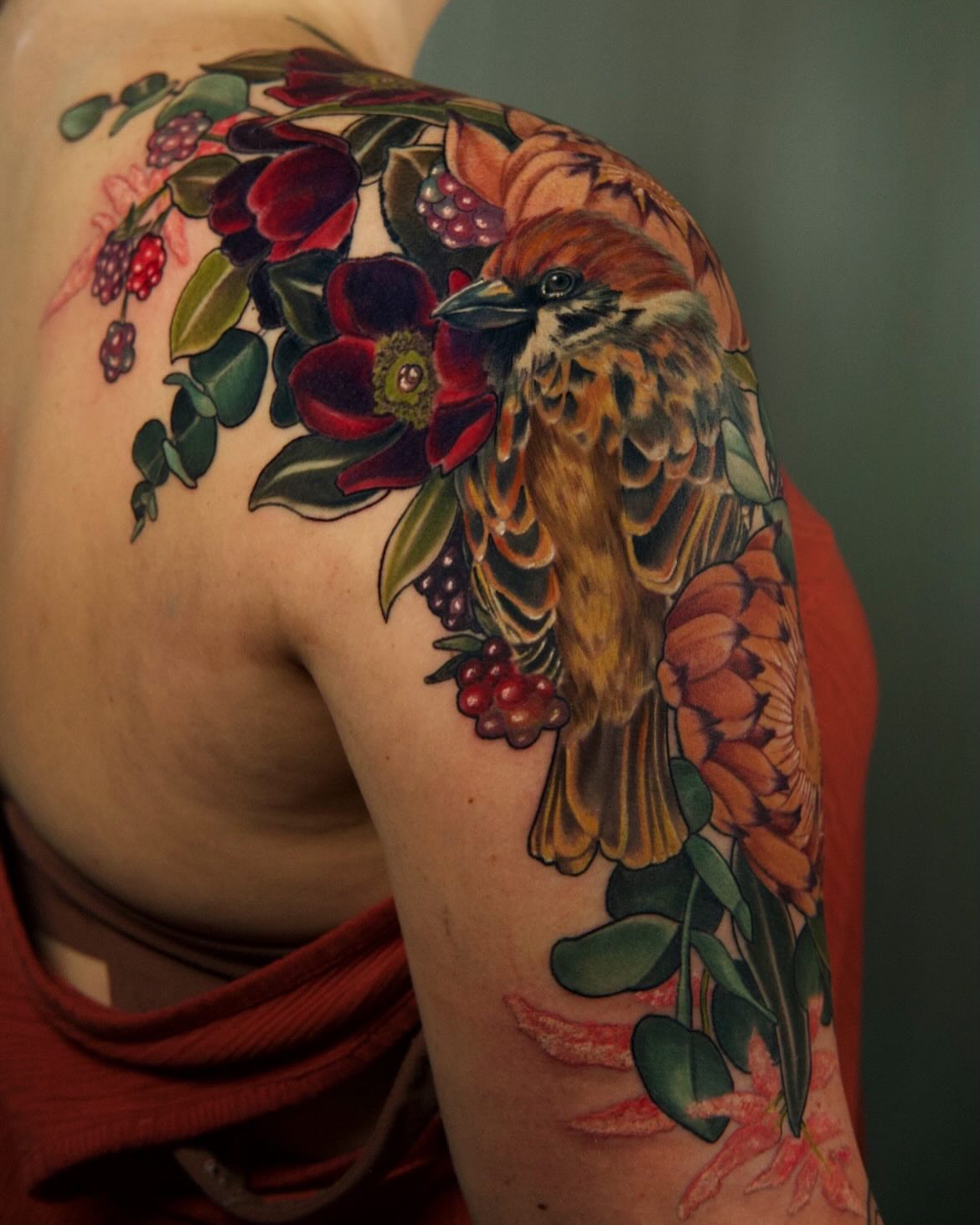 Bird and floral arrangement realism tattoo on the shoulder by 𝒕𝒂𝒕𝒕𝒐𝒐𝒔 𝒃𝒚 𝔏𝔞𝔲𝔯𝔢𝔫 𝔐𝔬𝔫𝔣𝔬𝔯𝔱𝔢