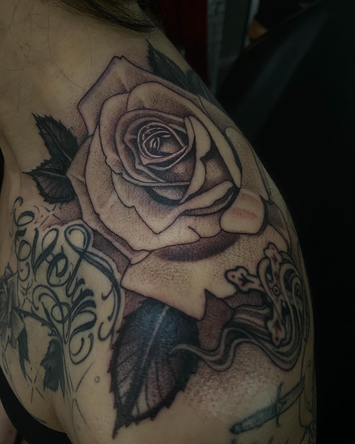 Rose realism tattoo on the shoulder by 𝔗𝔞𝔶𝔩𝔬𝔯 𝔈𝔩𝔦𝔷𝔞𝔟𝔢𝔱𝔥, Tulsa, Oklahoma