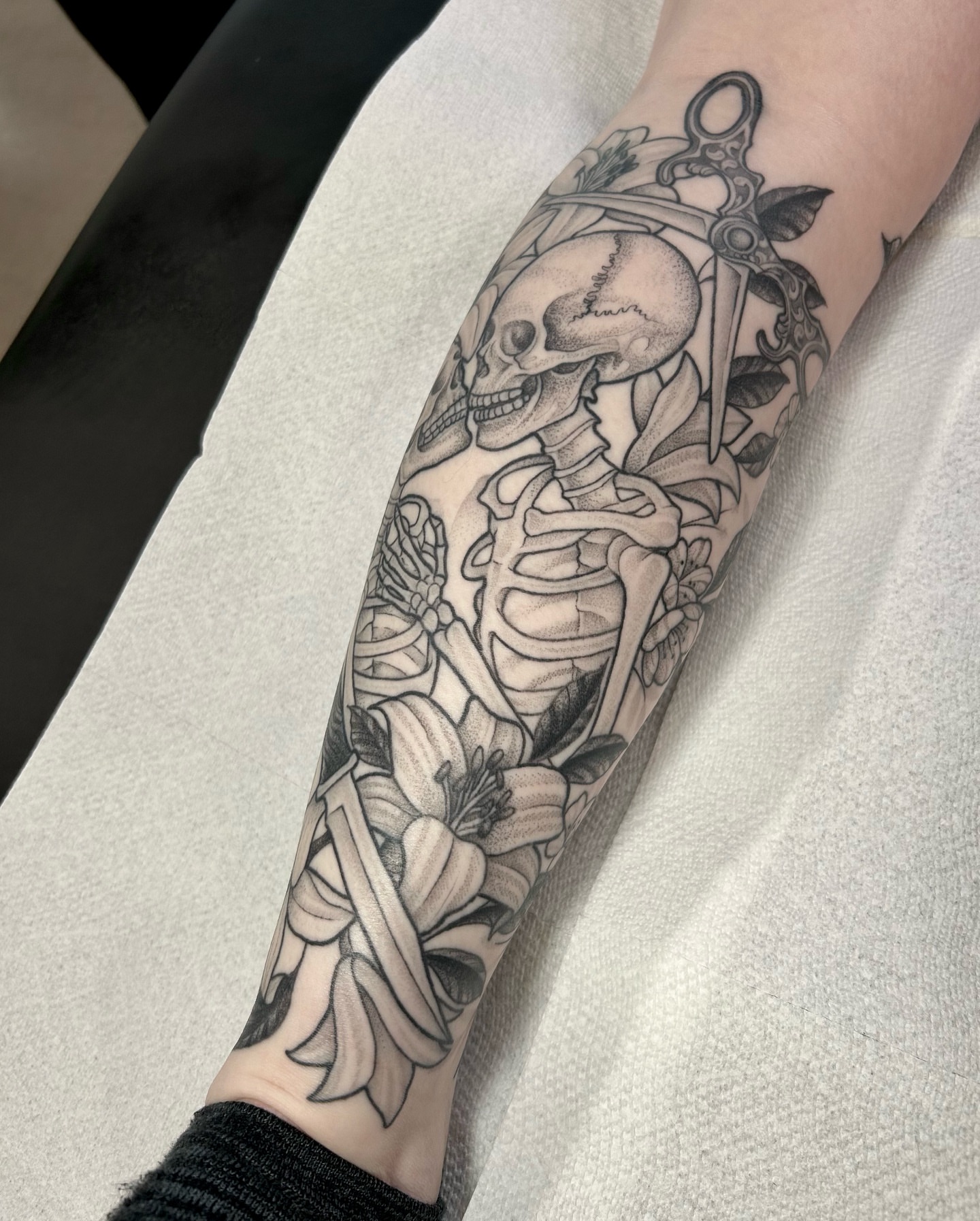 Skeleton with flowers realism tattoo on the forearm by 𝔍𝔢𝔫𝔫𝔦𝔢 𝔗𝔦𝔢𝔰𝔪𝔞𝔫