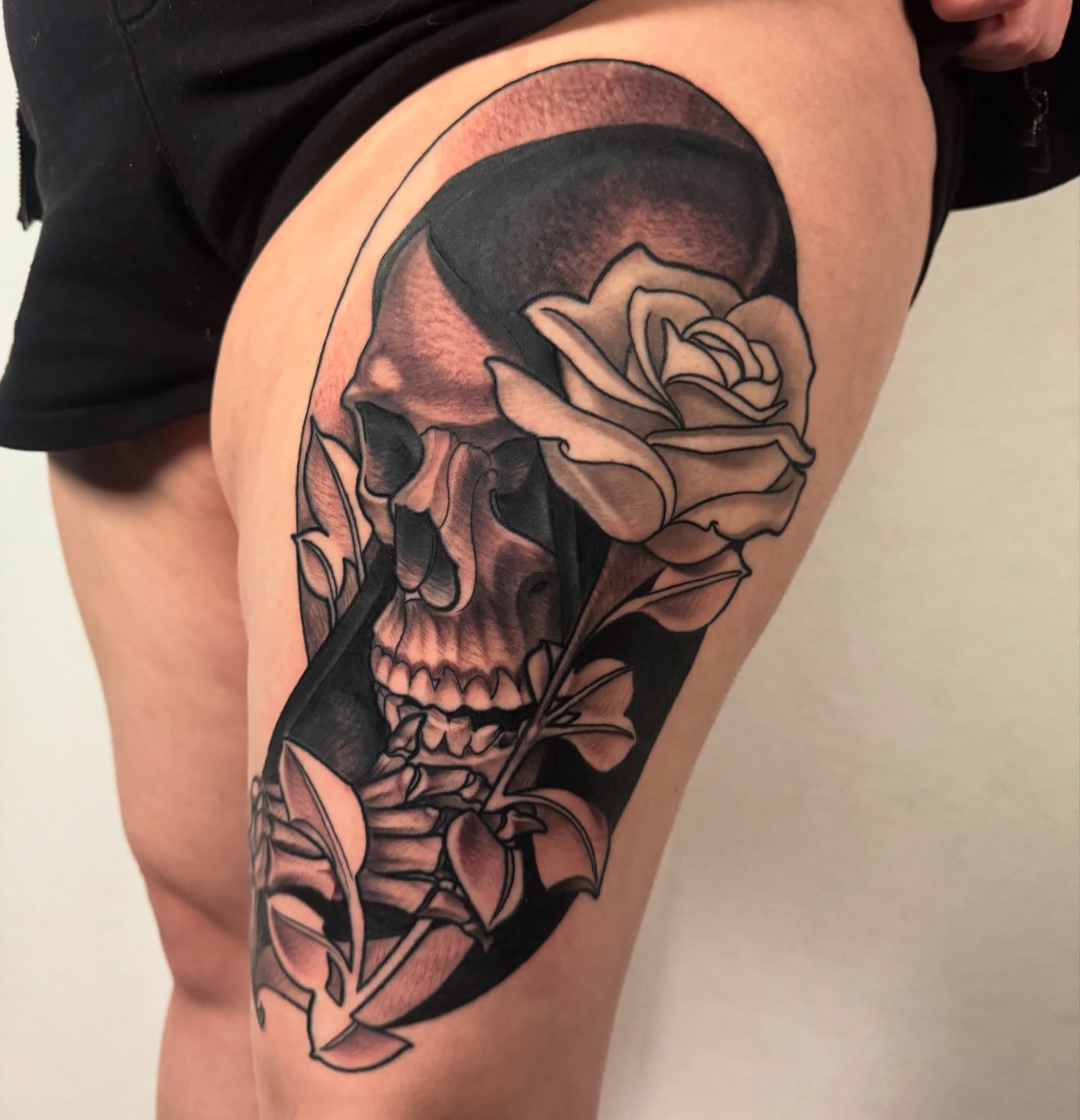 Skull and rose realism tattoo on the thigh by ✖️mike Alan✖️