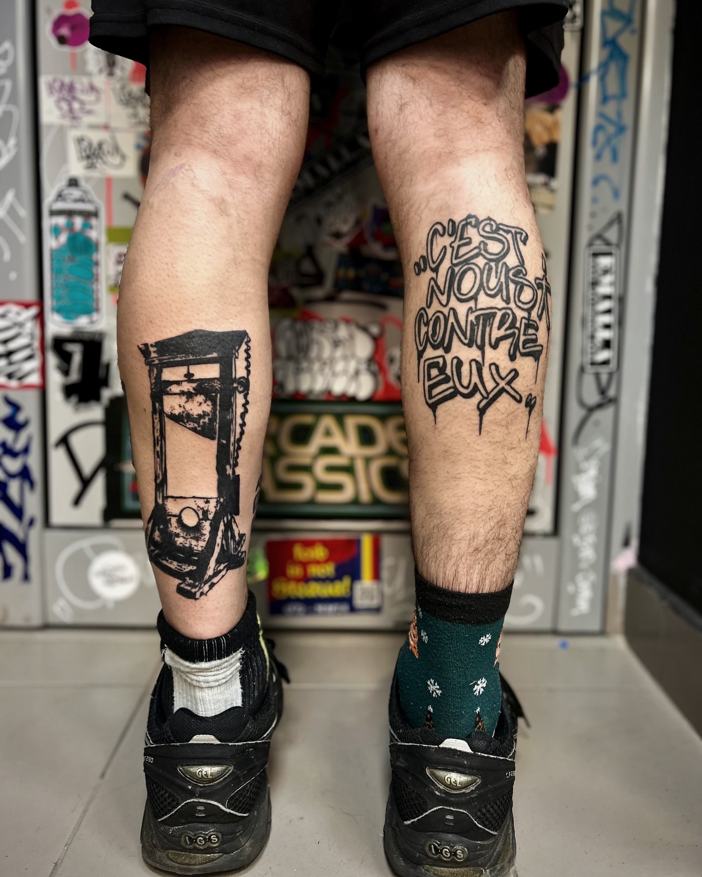 Hourglass black and grey tattoo on the calf by Comastein__________✍🏼️