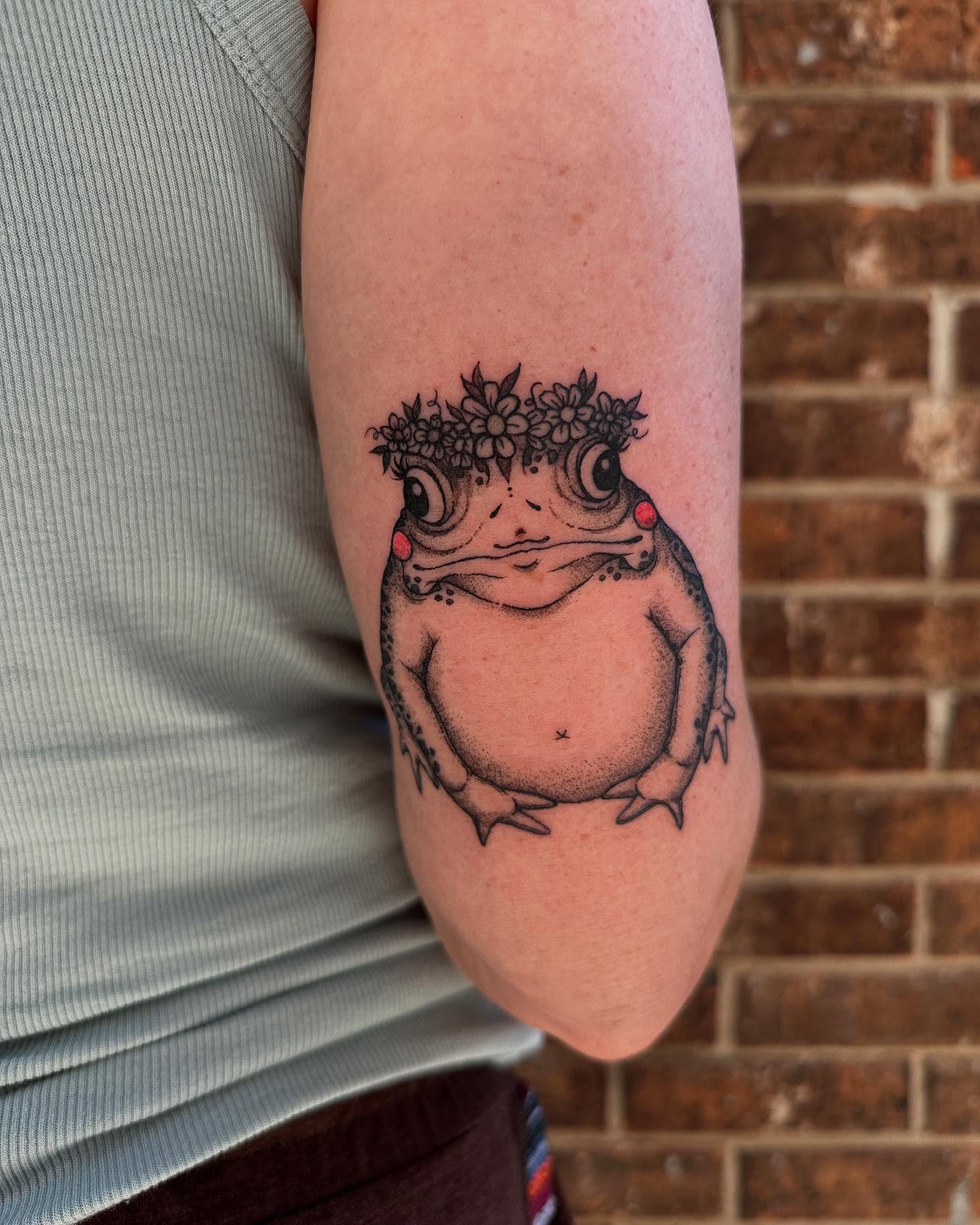 Tattoo by @smoothloom_tattoos โ dotwork