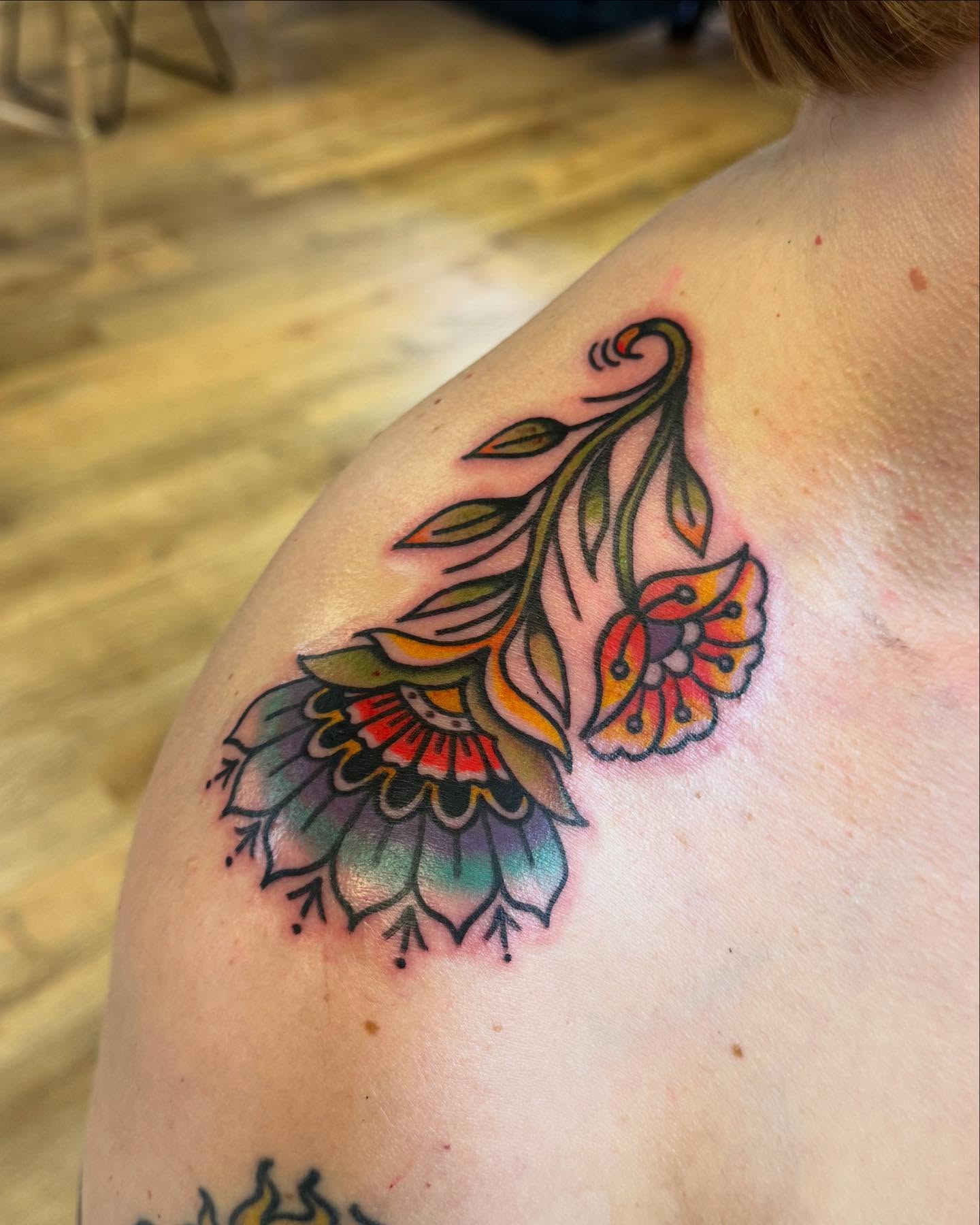 Floral arrangement new school tattoo on the shoulder by 𝙹𝙴𝚆𝙴𝙻𝚂 𝙸𝙳𝙴𝚃𝚃𝙴 𝙳𝙸𝚃𝚃𝚁𝙸𝙲𝙷 (𝙻𝙰𝚂𝙾𝚃𝙰), Minneapolis, Minnesota