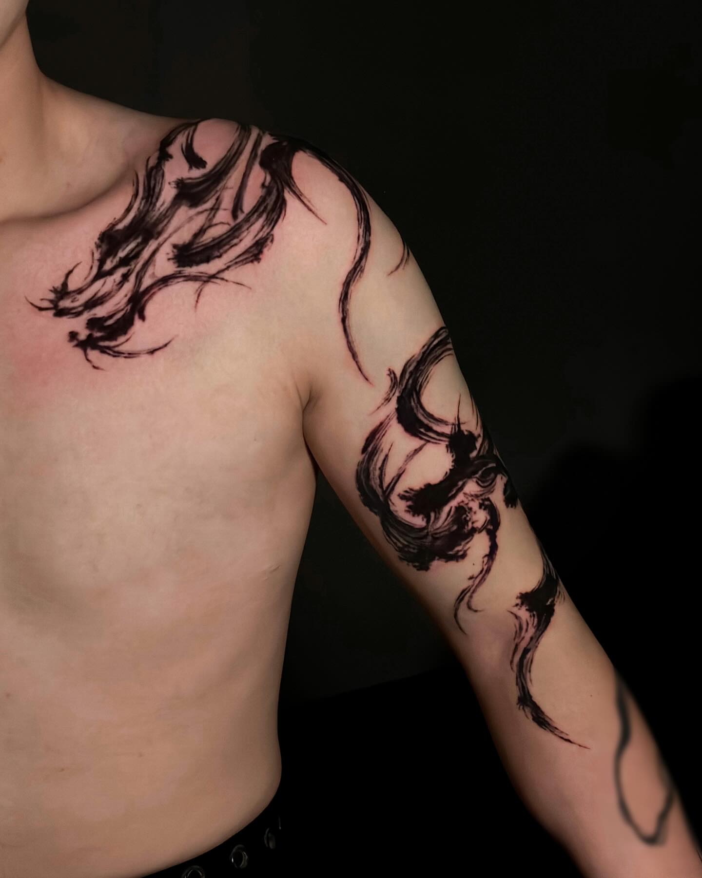 Dragon black and grey tattoo on the upper arm by Chou 周哲｜抽象｜流體｜筆刷