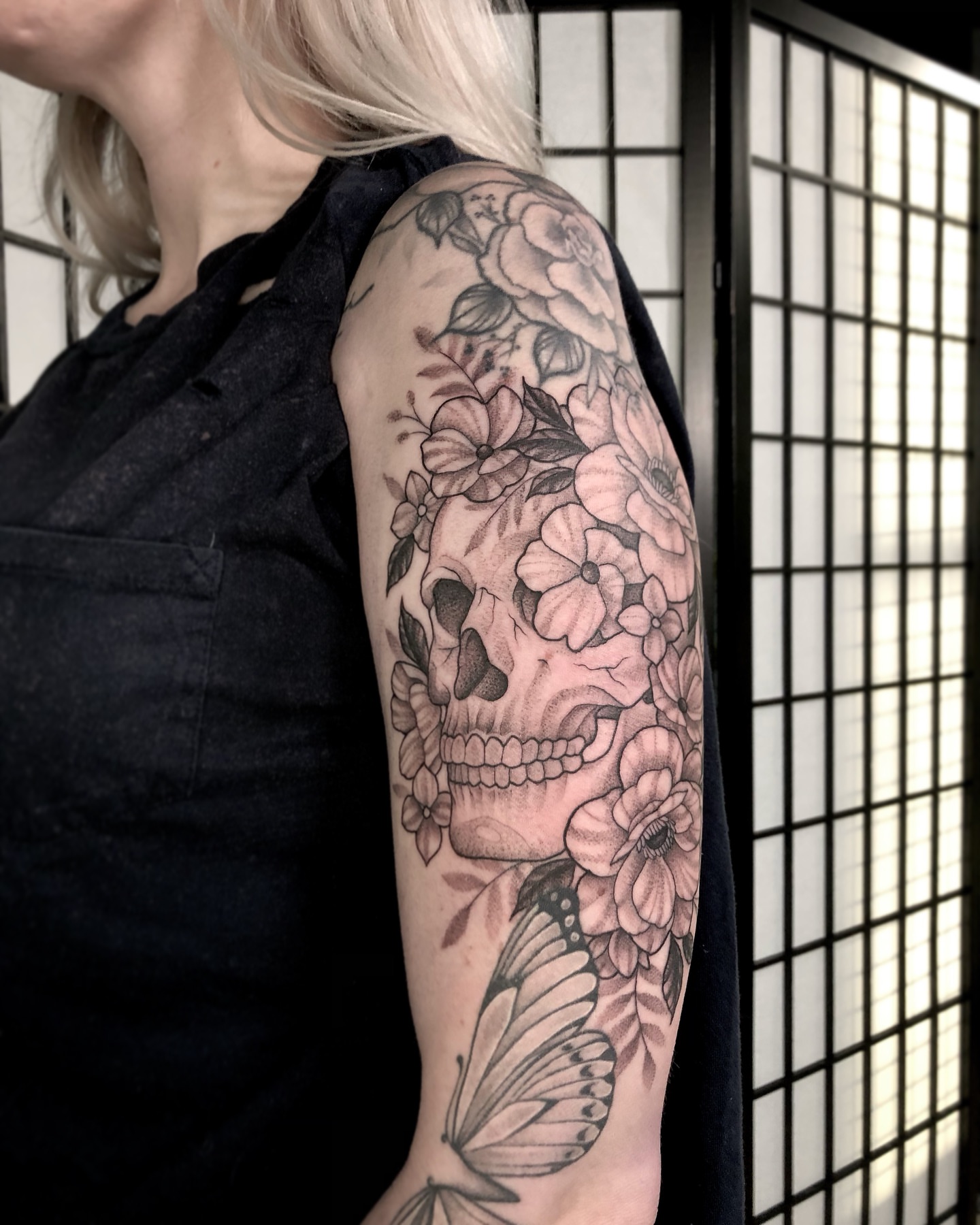 Skull and flowers realism tattoo on the forearm by 𝔍𝔢𝔫𝔫𝔦𝔢 𝔗𝔦𝔢𝔰𝔪𝔞𝔫
