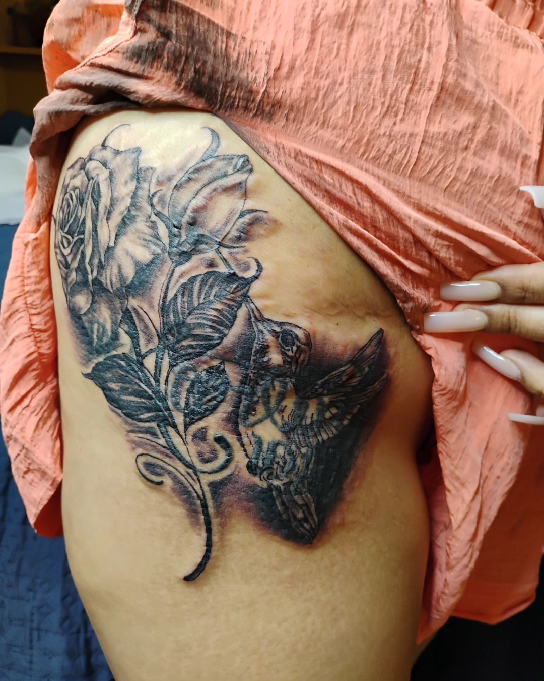 Flowers and skull realism tattoo on the shoulder by Alfredo Sosa
