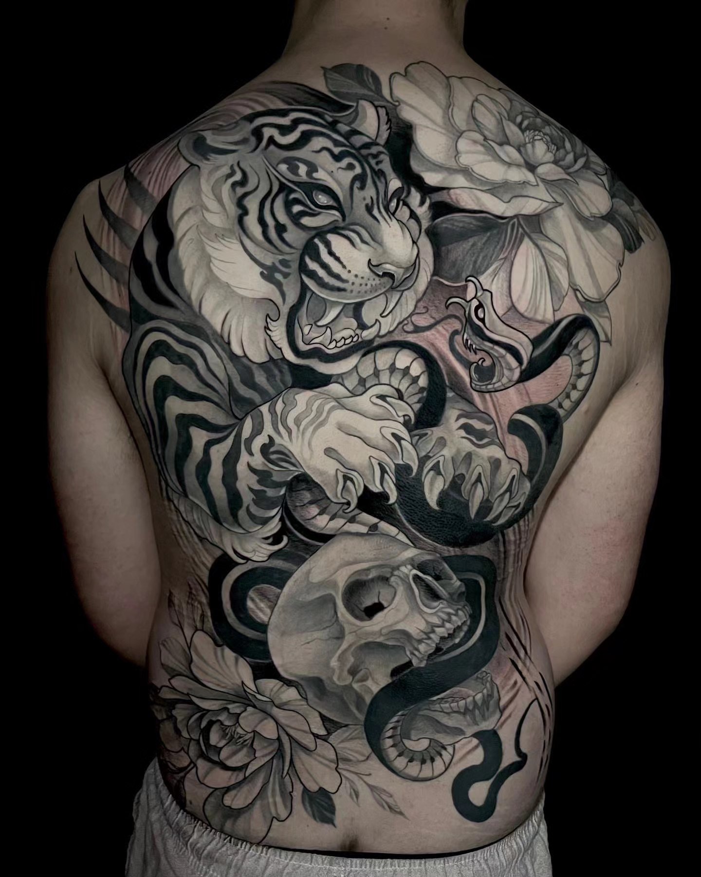 Tiger and snake japanese irezumi tattoo on the back by Michelle Carlton