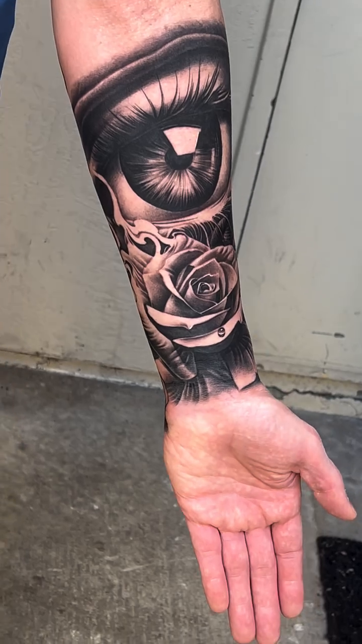 Eye and roses realism tattoo by Antonio Pavić, Los Angeles, California