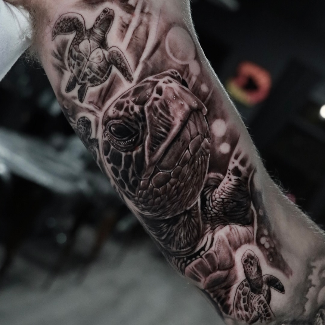 Sea turtle realism tattoo on the forearm by Alex Suarez