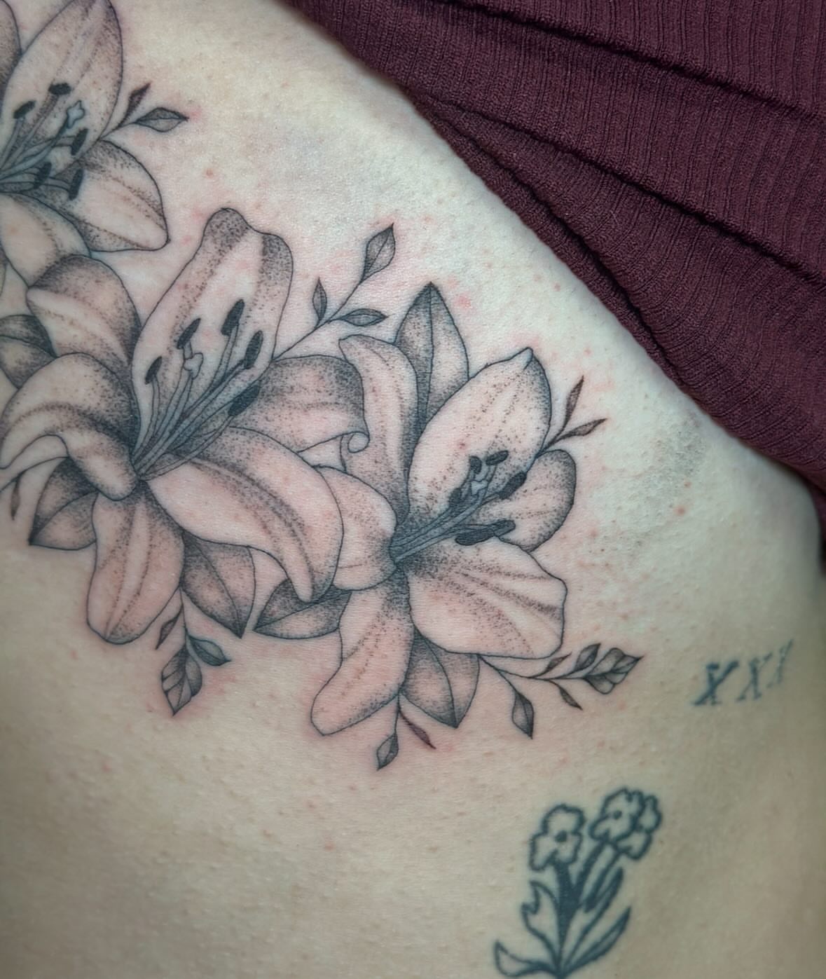 Lilies black and grey tattoo on the ribs by Bell