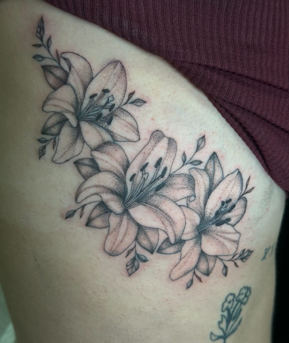 Lilies dotwork tattoo on the thigh by Bell