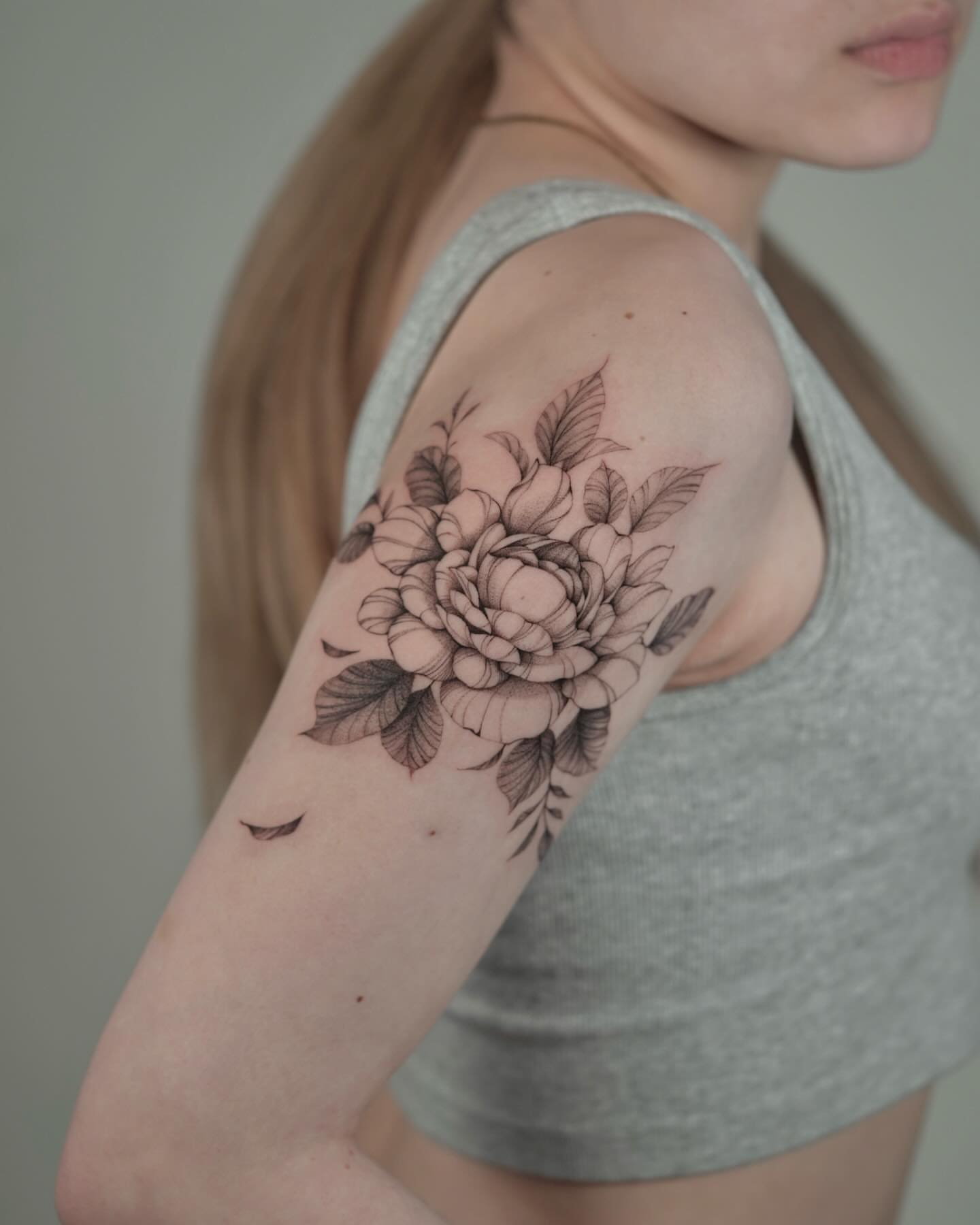 Tattoo by @lolavtattoo — black_and_grey