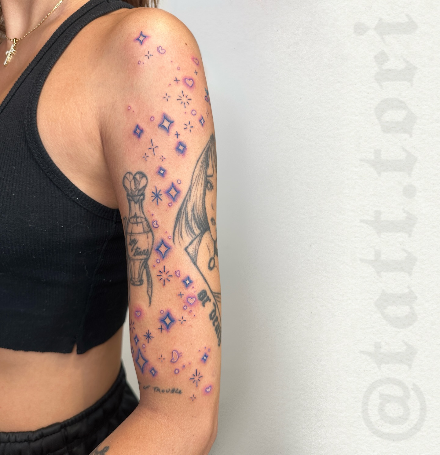 Rocket and stars dotwork tattoo on the upper arm by 𝔱𝔬𝔯𝔦