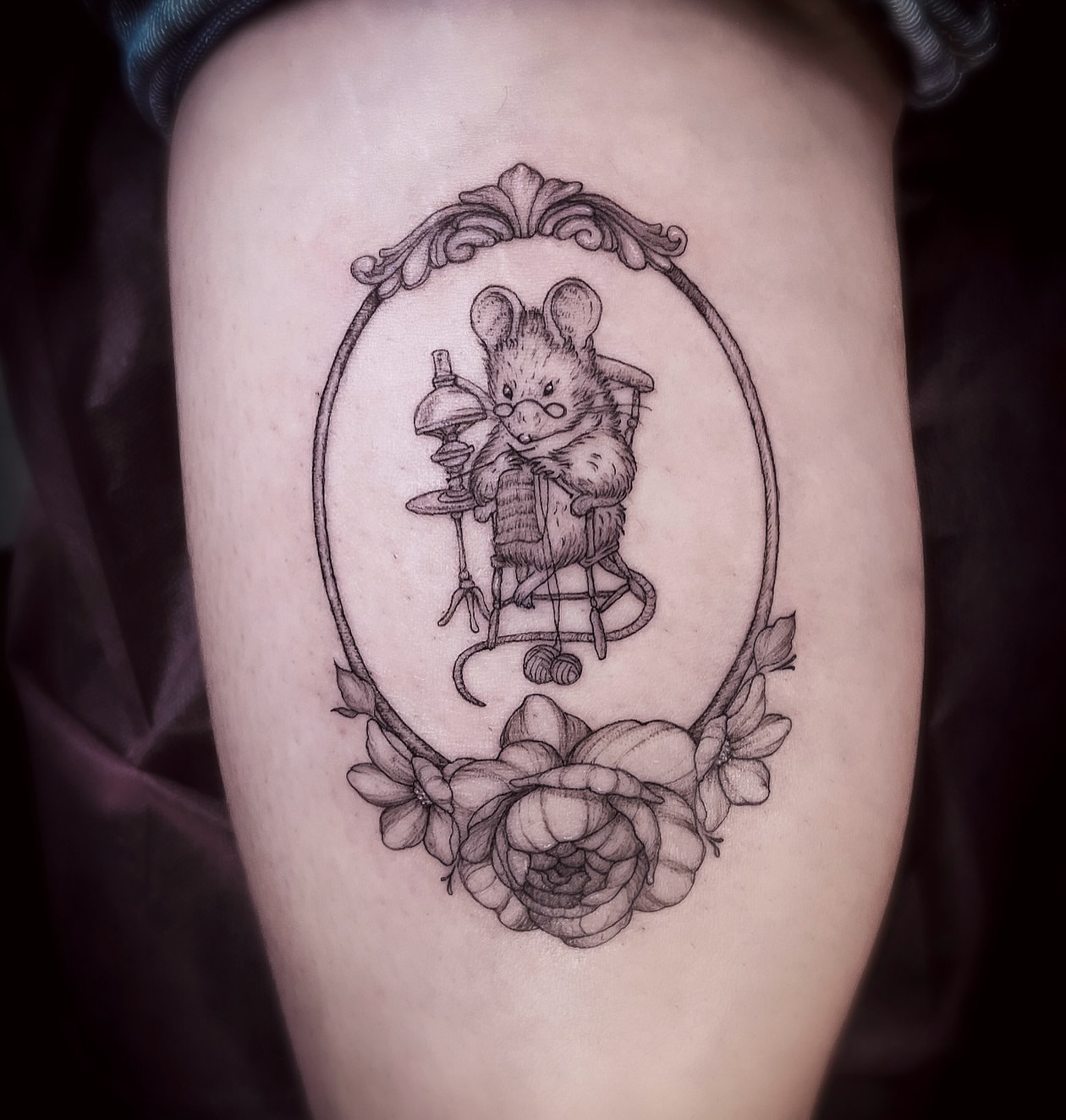 Mouse knitting realism tattoo on the thigh by 𝒥𝓊𝓃𝒾𝓅𝑒𝓇 𝒫𝑜𝓈𝓉 (Juju)