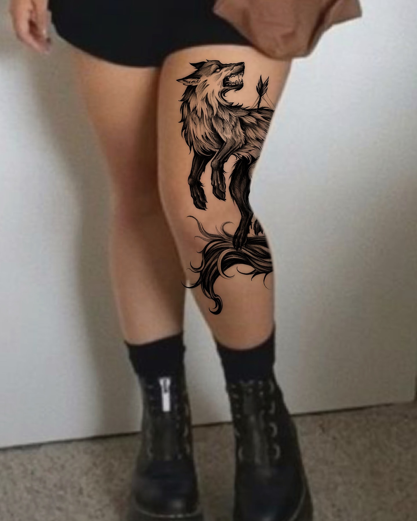 Wolf black and grey tattoo on the thigh by Bruna Bianculli
