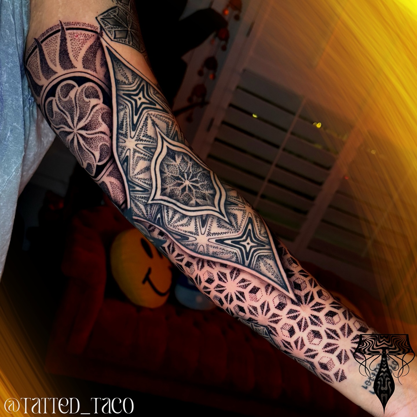 Geometric pattern dotwork tattoo on the forearm by Ray Arce๐