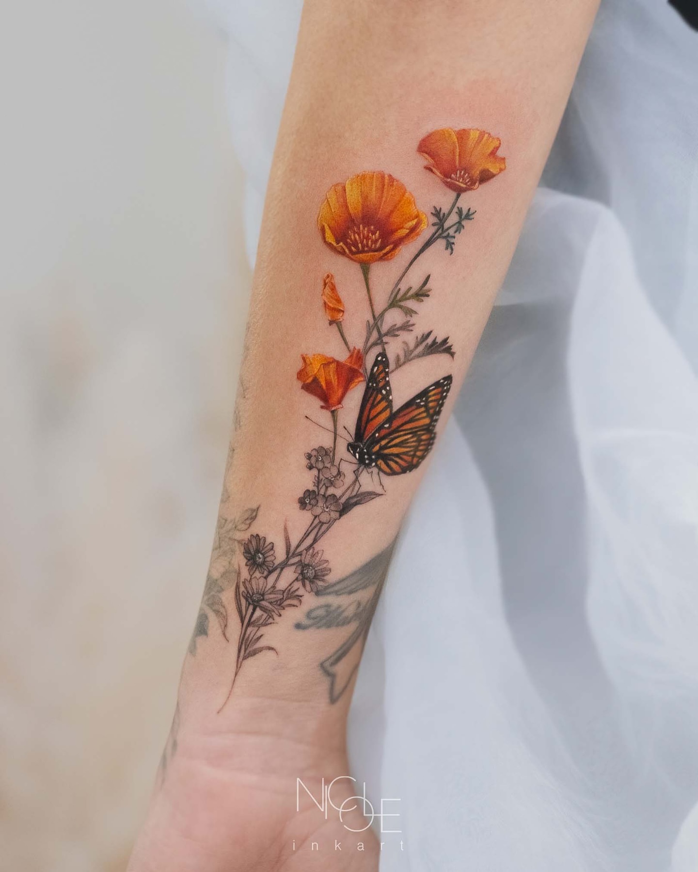 Monarch butterfly and poppies realism tattoo on the forearm by 𝐍𝐈𝐂𝐎𝐋𝐄 𝐋