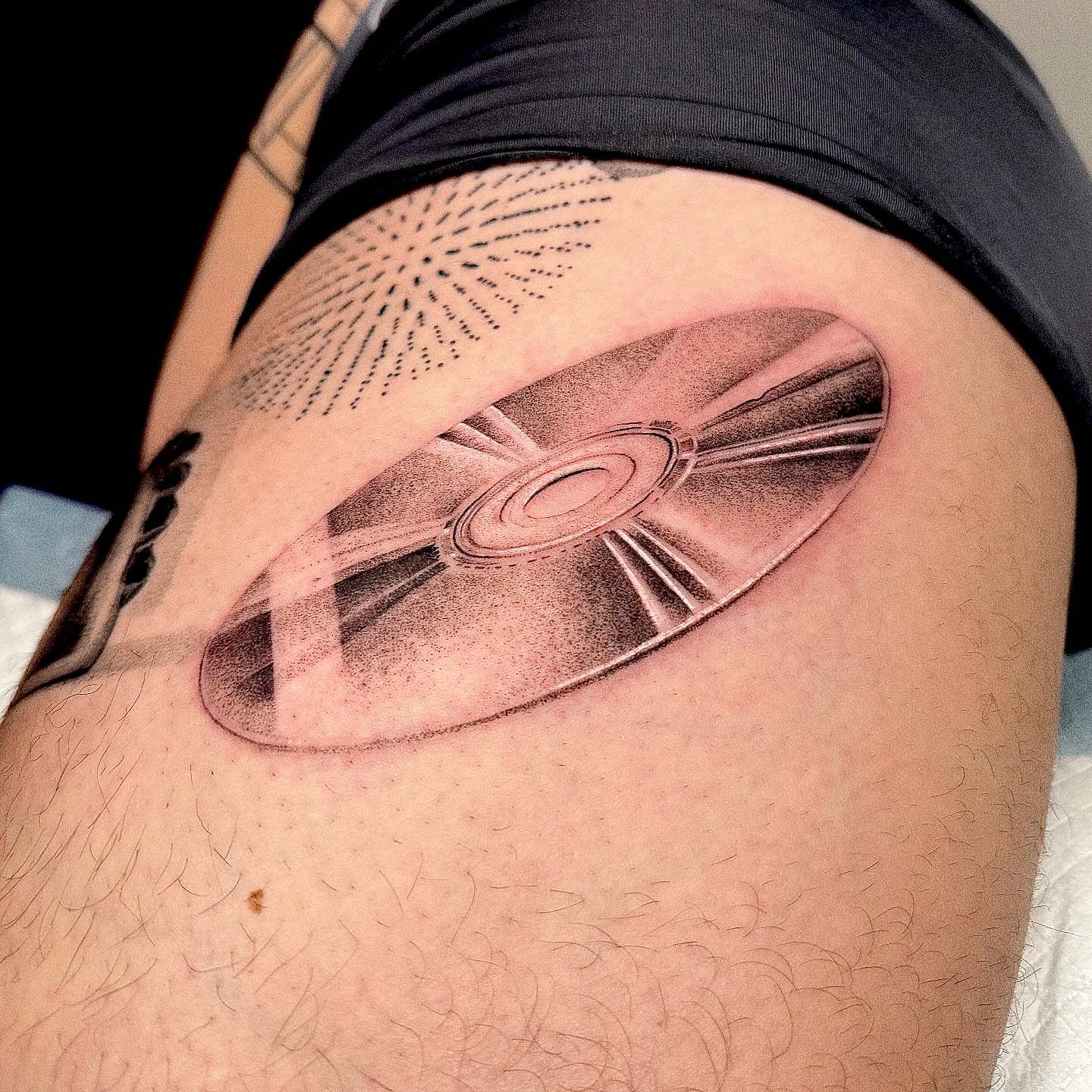 Spaceship dotwork tattoo on the thigh by Jenni Palomaa
