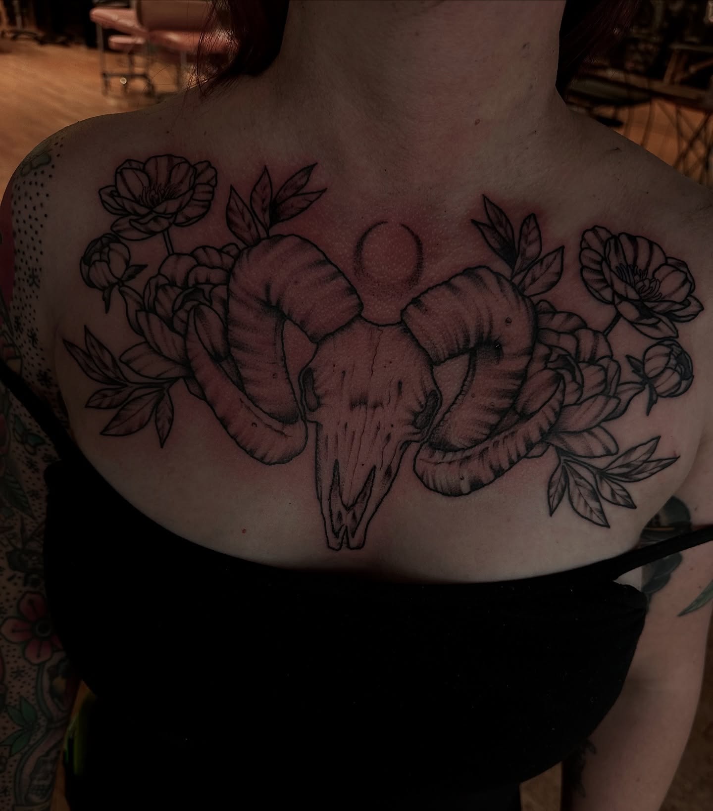 Ram skull with flowers black and grey tattoo on the back by 𓂃˚‧ 𓆸𝔏𝔦𝔫𝔷 ℭ𝔥𝔞𝔡𝔴𝔦𝔠𝔨 ੈ𑁍