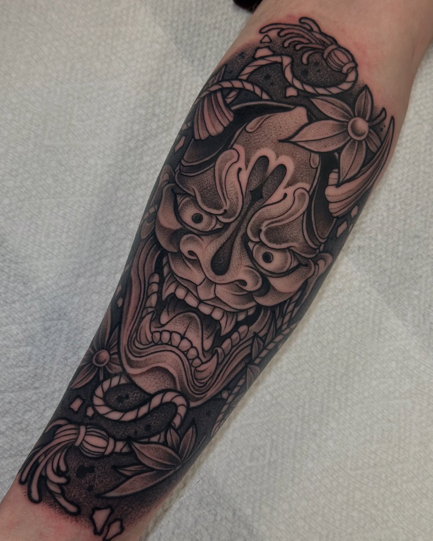 Demon mask japanese irezumi tattoo on the forearm by ɢᴀʙʀɪᴇʟ ᴍᴇɴᴅᴇꜱ ᴏʟɪᴠᴇɪʀᴀ