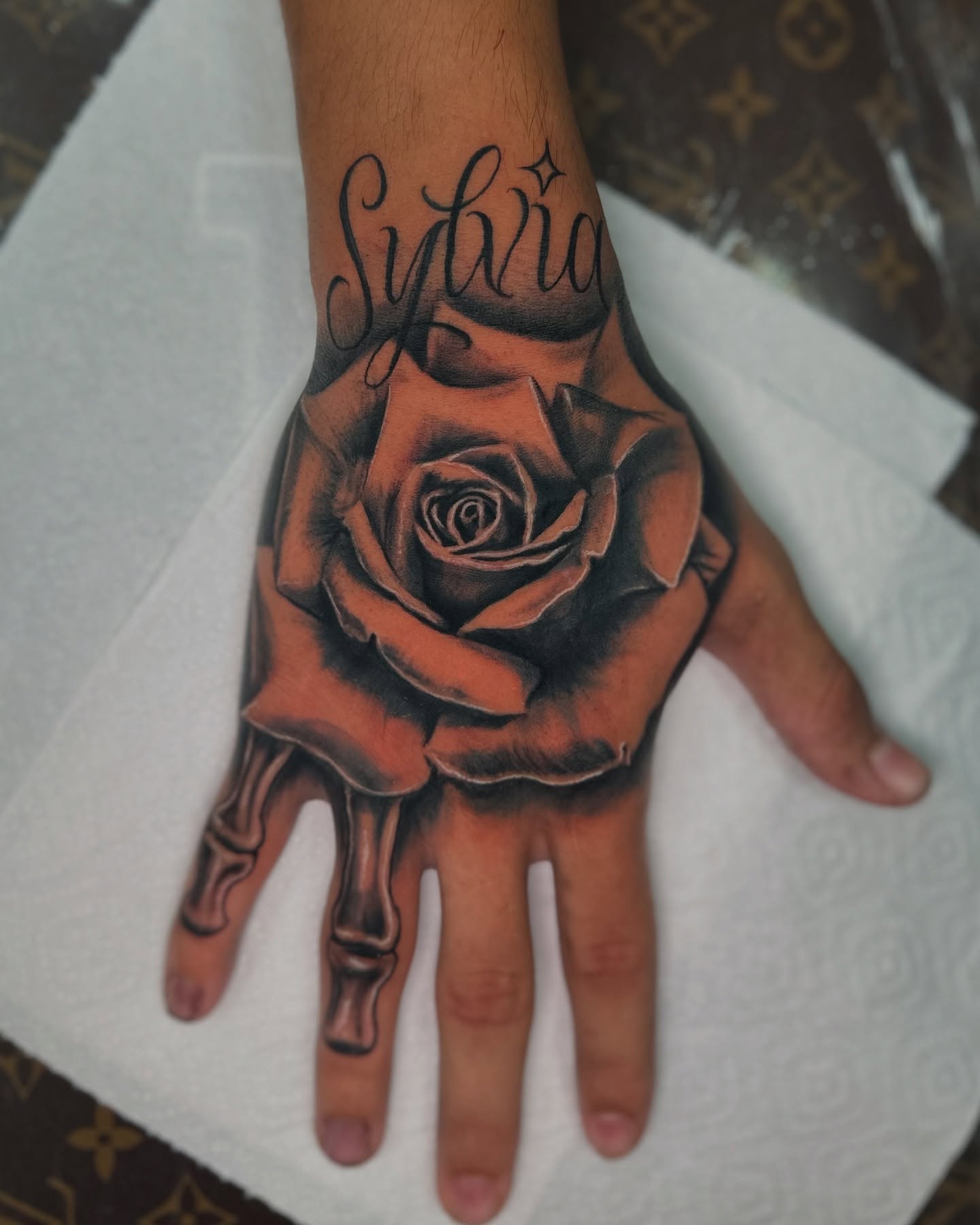 Rose realism tattoo on the hand by guinn_art_tatts, Le Moule
