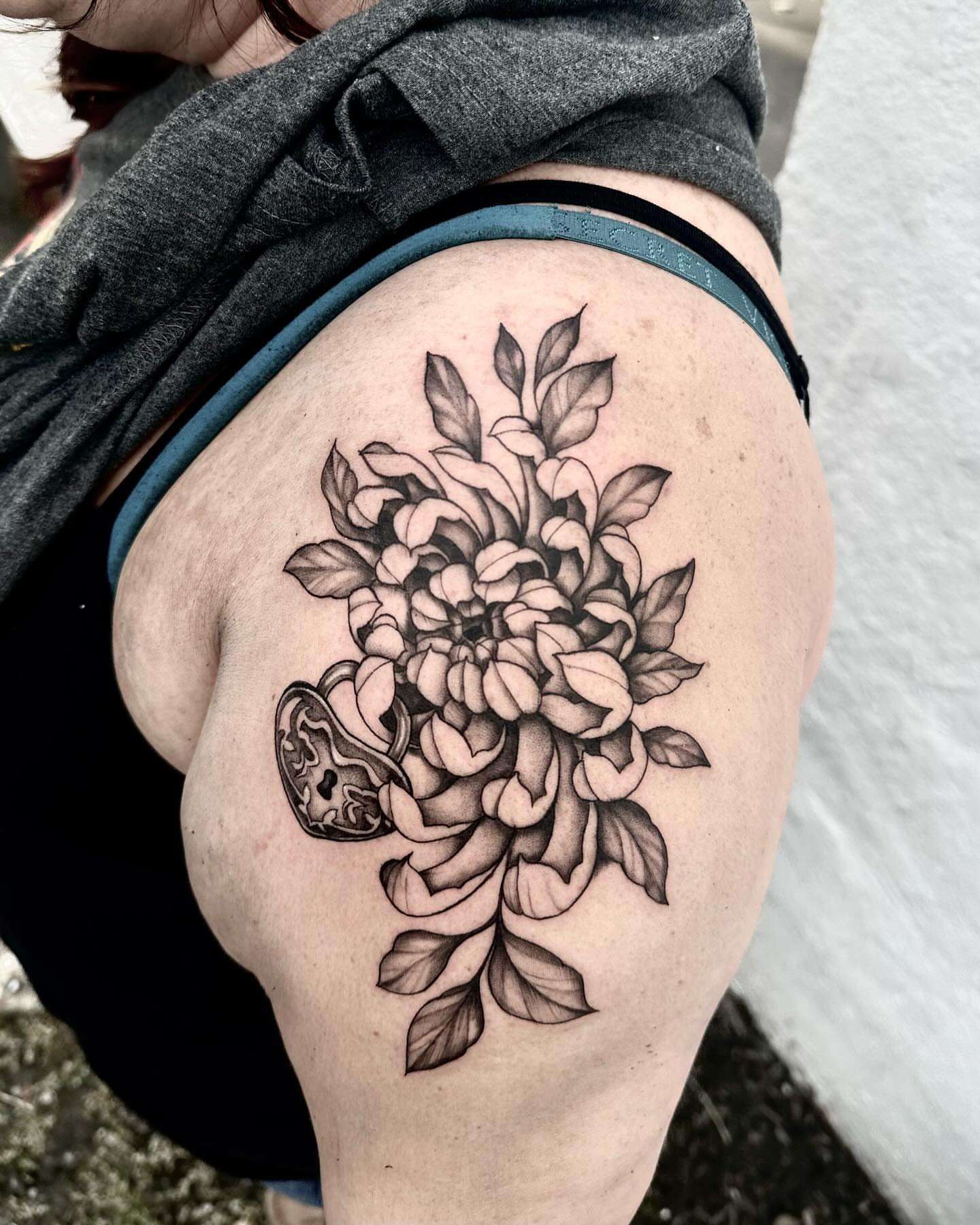 Floral bouquet realism tattoo on the thigh by Emmy