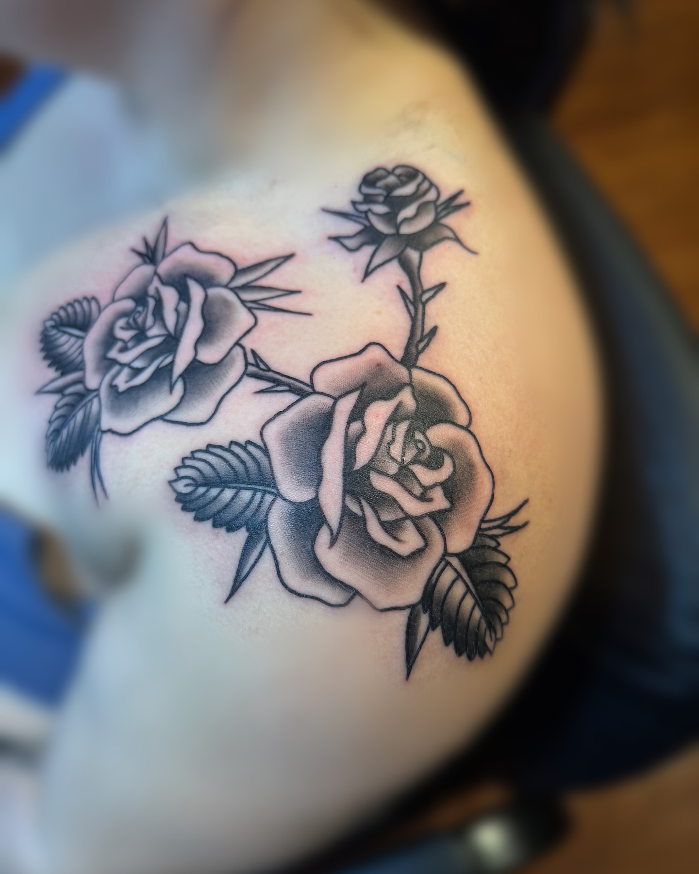 Roses black and grey tattoo on the shoulder by juice🕷tattoo artist
