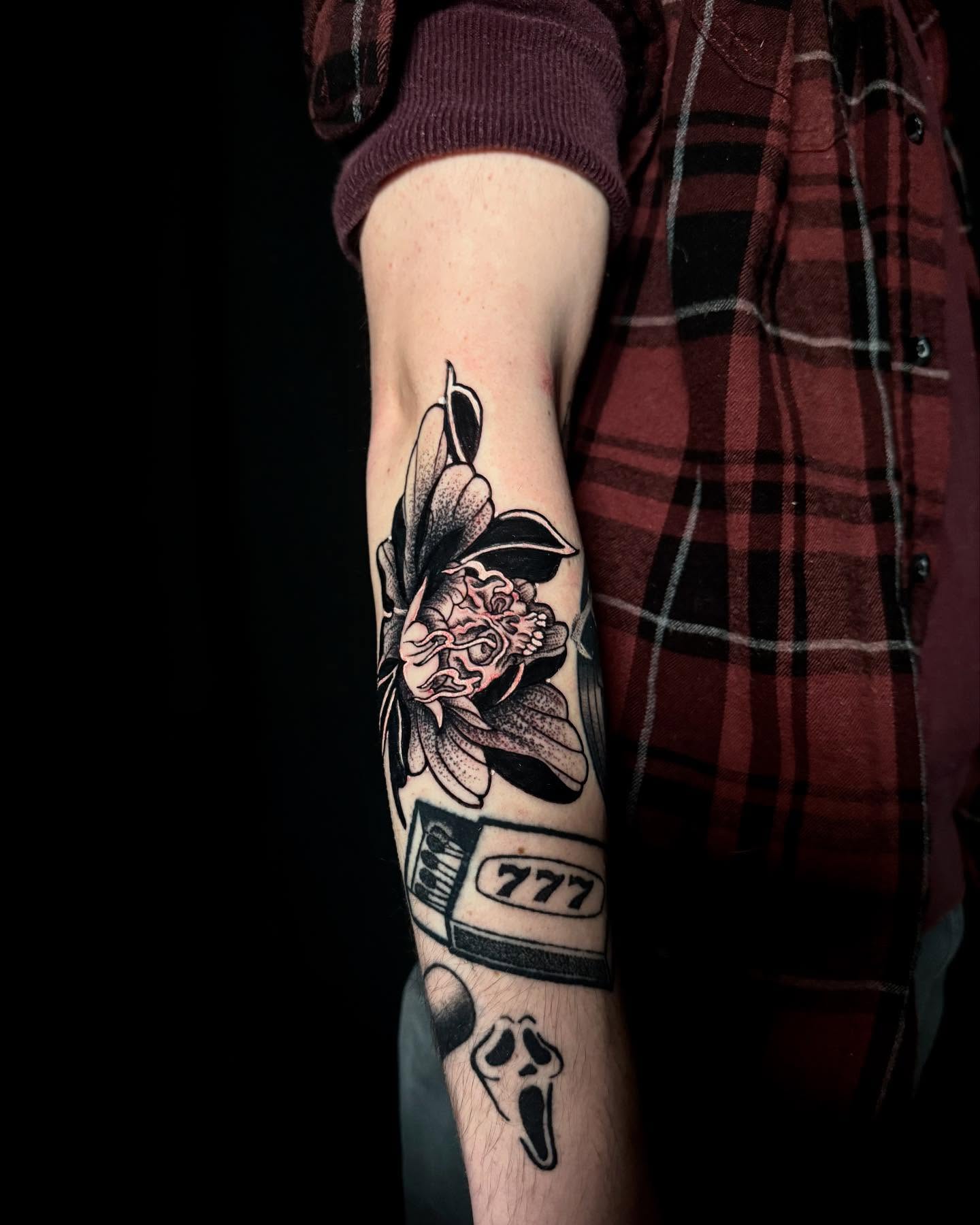 Tattoo by @_artattoos — american_traditional, dotwork