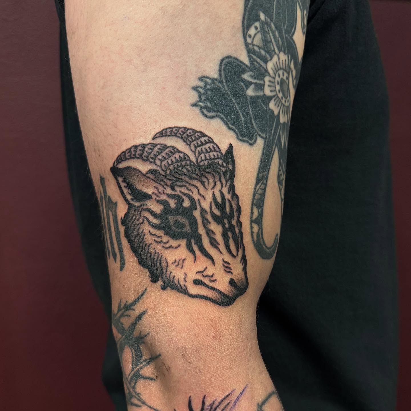 Tattoo by @elian.tattoos — black_and_grey