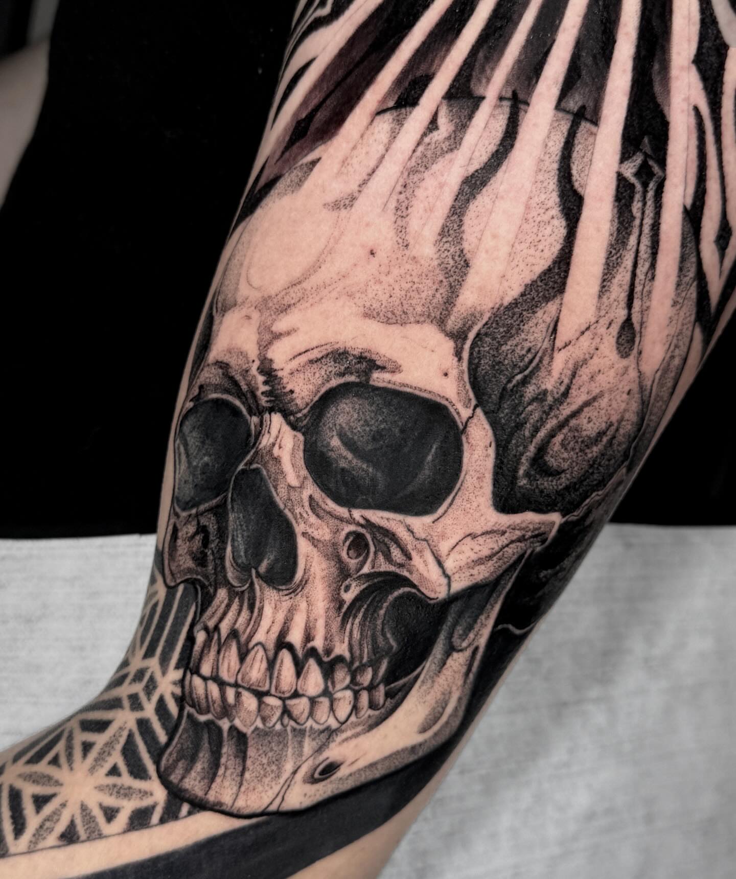 Skull realism tattoo on the forearm by Stiven Gomez