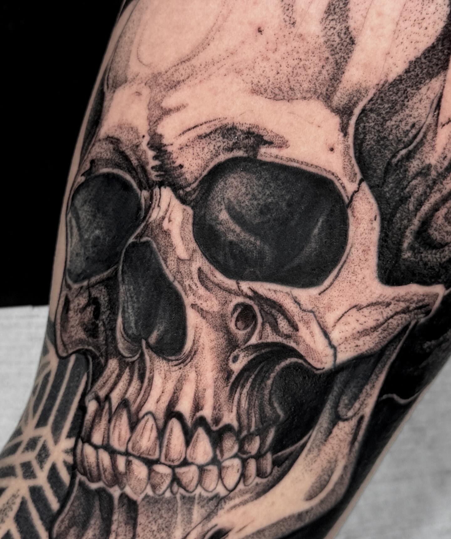 Skull realism tattoo on the forearm by Stiven Gomez