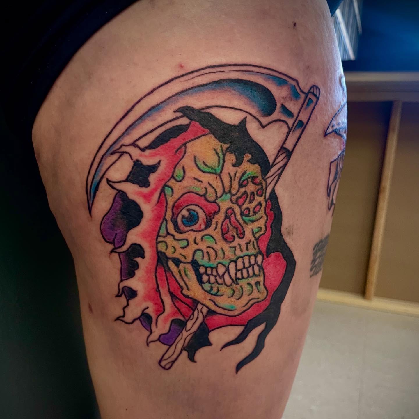 Skull neo-traditional tattoo on the thigh by Logan Casimir