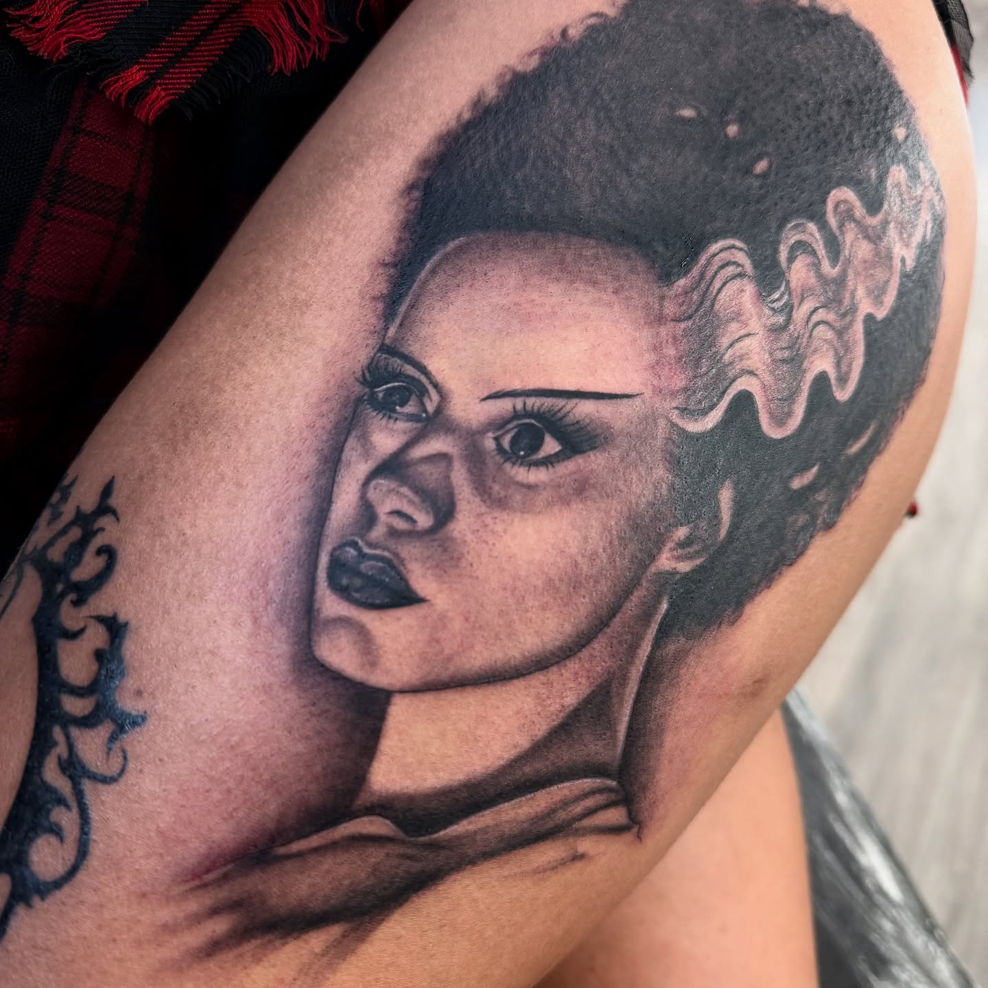 Woman with afro realism tattoo on the thigh by dinah
