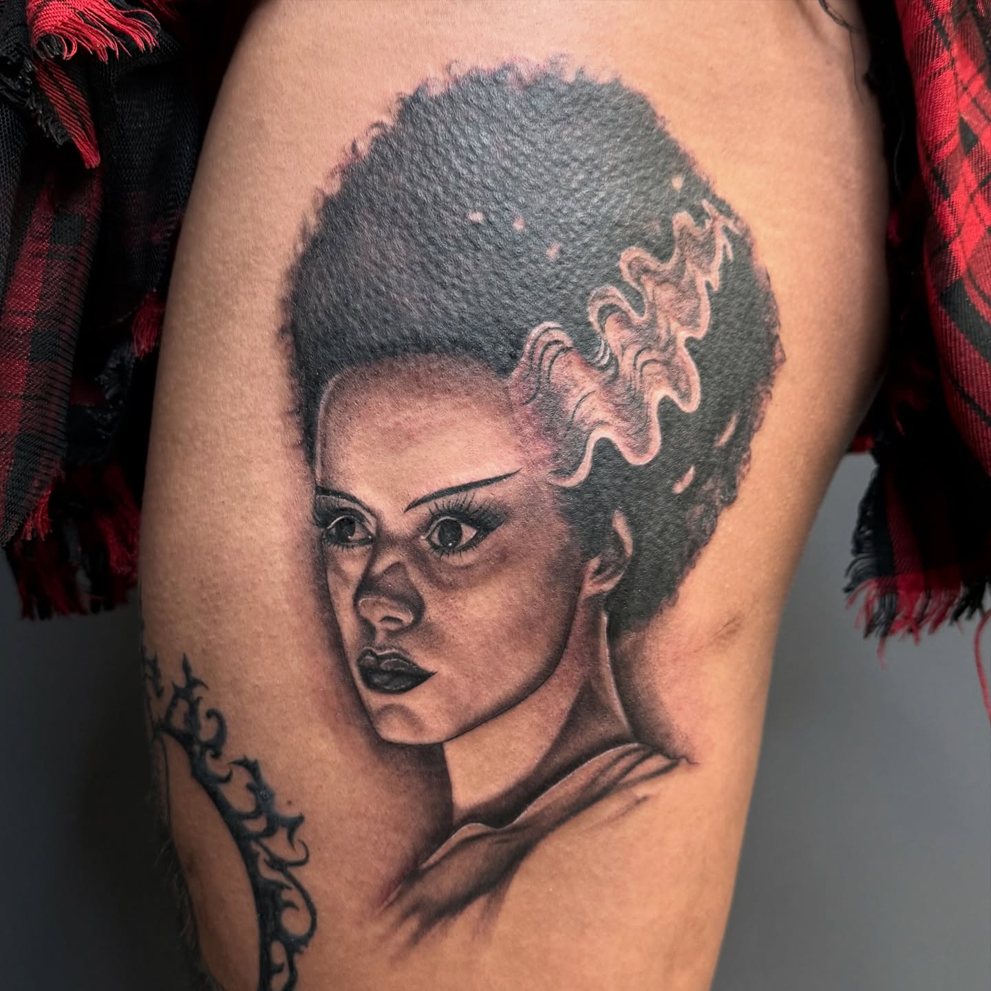 Woman with afro realism tattoo on the thigh by dinah