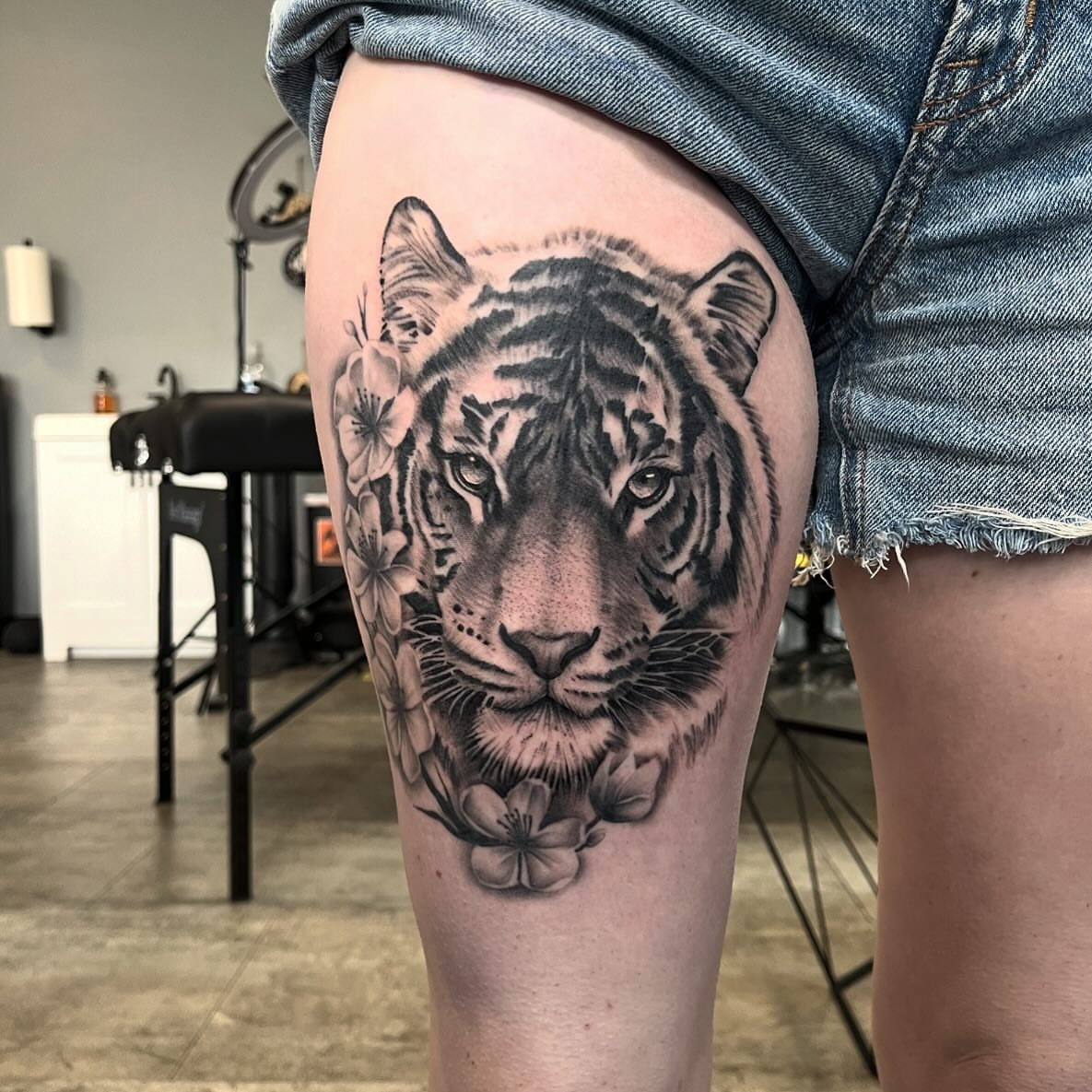 Tiger realism tattoo on the thigh by Aaron Carey, Salem, Oregon