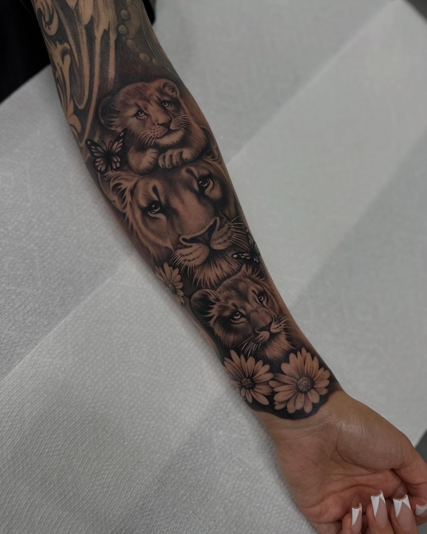 Lion family realism tattoo on the forearm by 𝒲𝒾𝓃𝑜𝓃𝒶