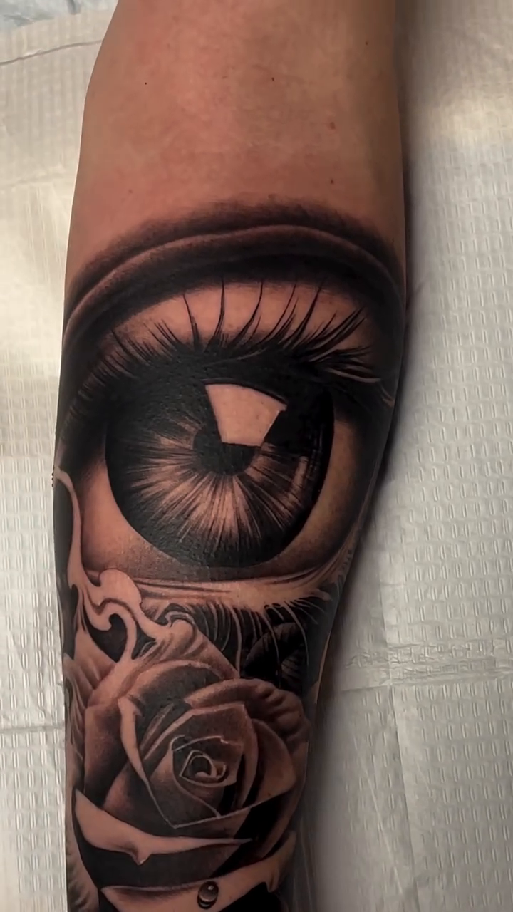 Eye and rose realism tattoo by Antonio Pavić, Los Angeles, California