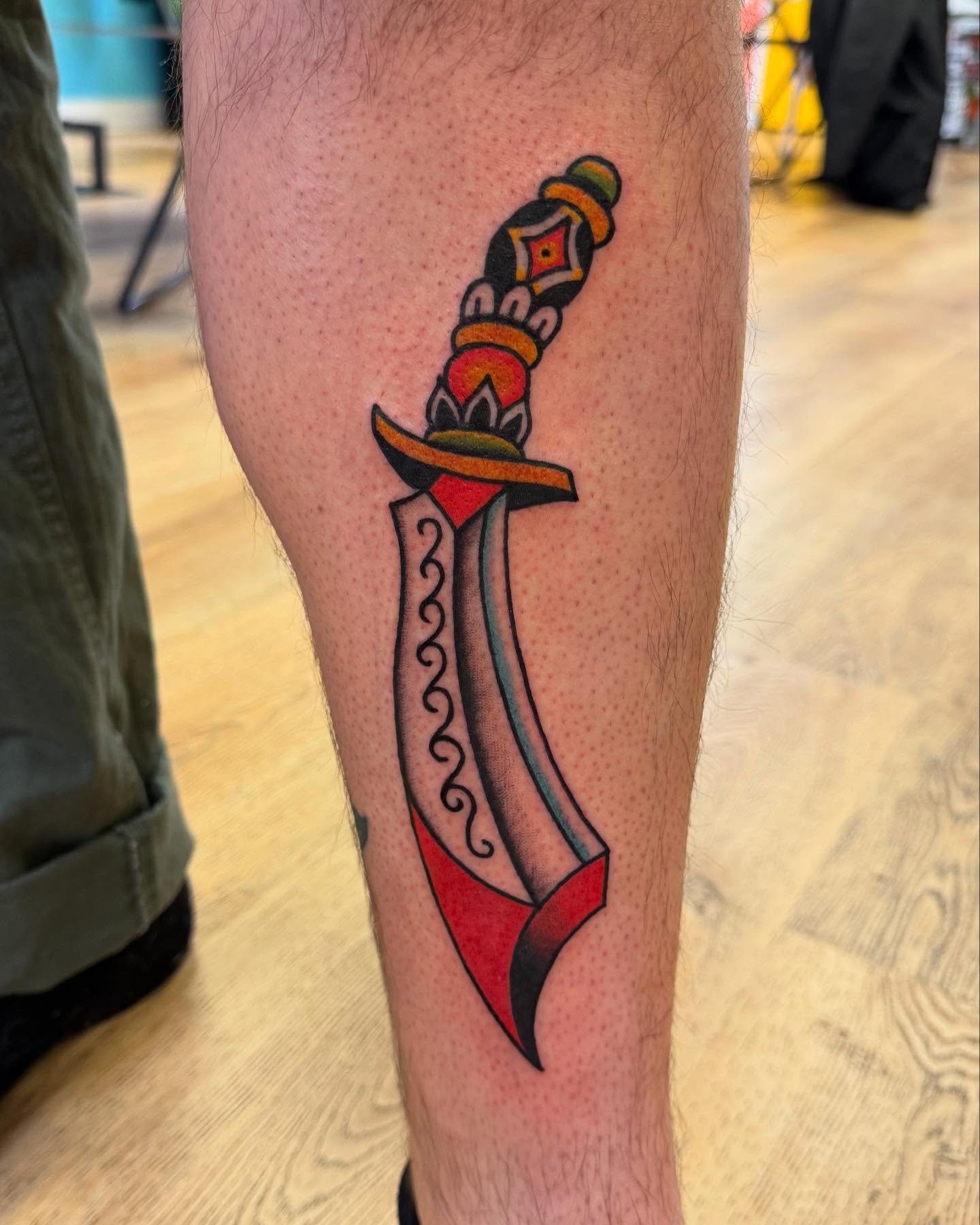 Knife American traditional tattoo on the leg by 𝙹𝙴𝚆𝙴𝙻𝚂 𝙸𝙳𝙴𝚃𝚃𝙴 𝙳𝙸𝚃𝚃𝚁𝙸𝙲𝙷 (𝙻𝙰𝚂𝙾𝚃𝙰), Minneapolis, Minnesota