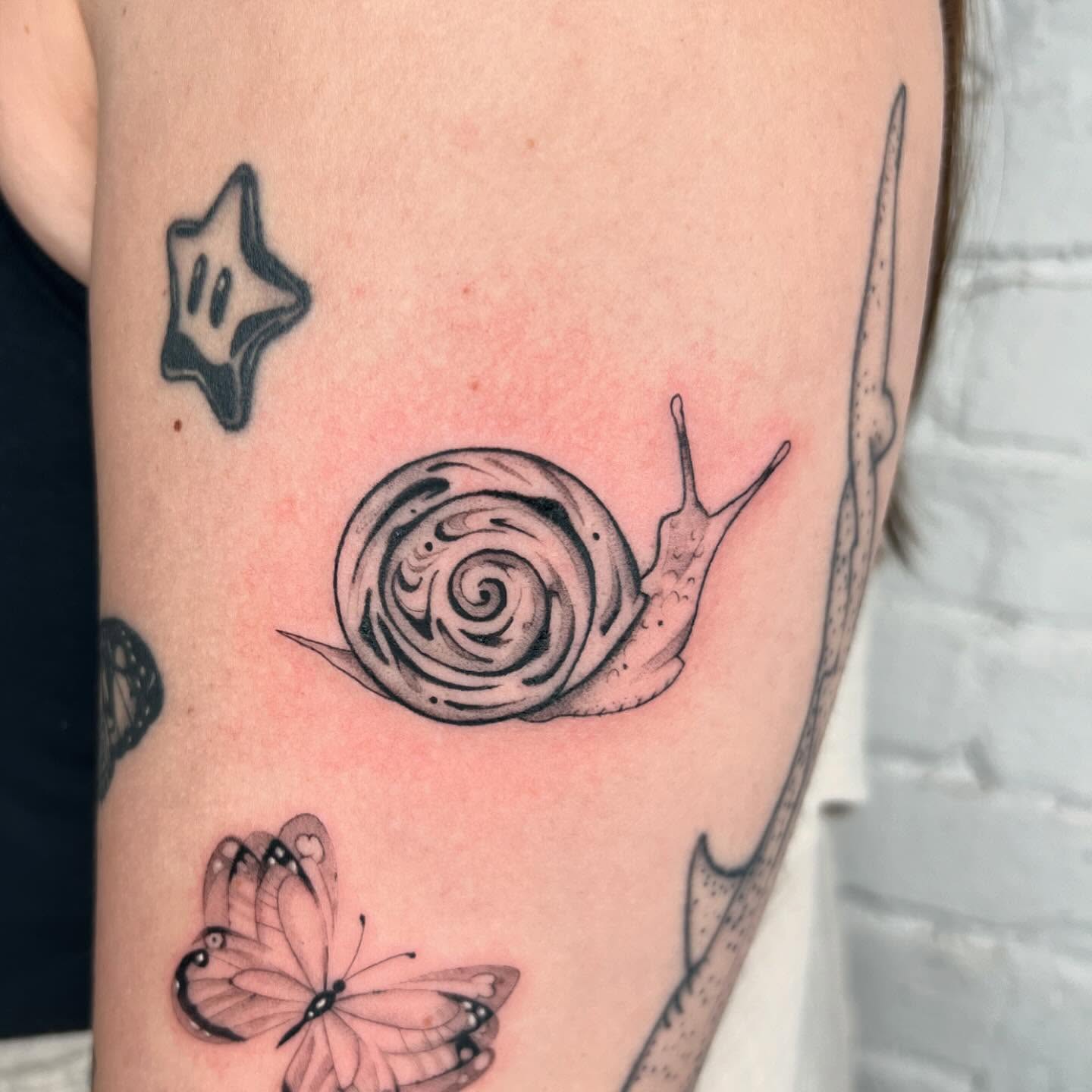 Tattoo by @robbwilsontattoos — black_and_grey