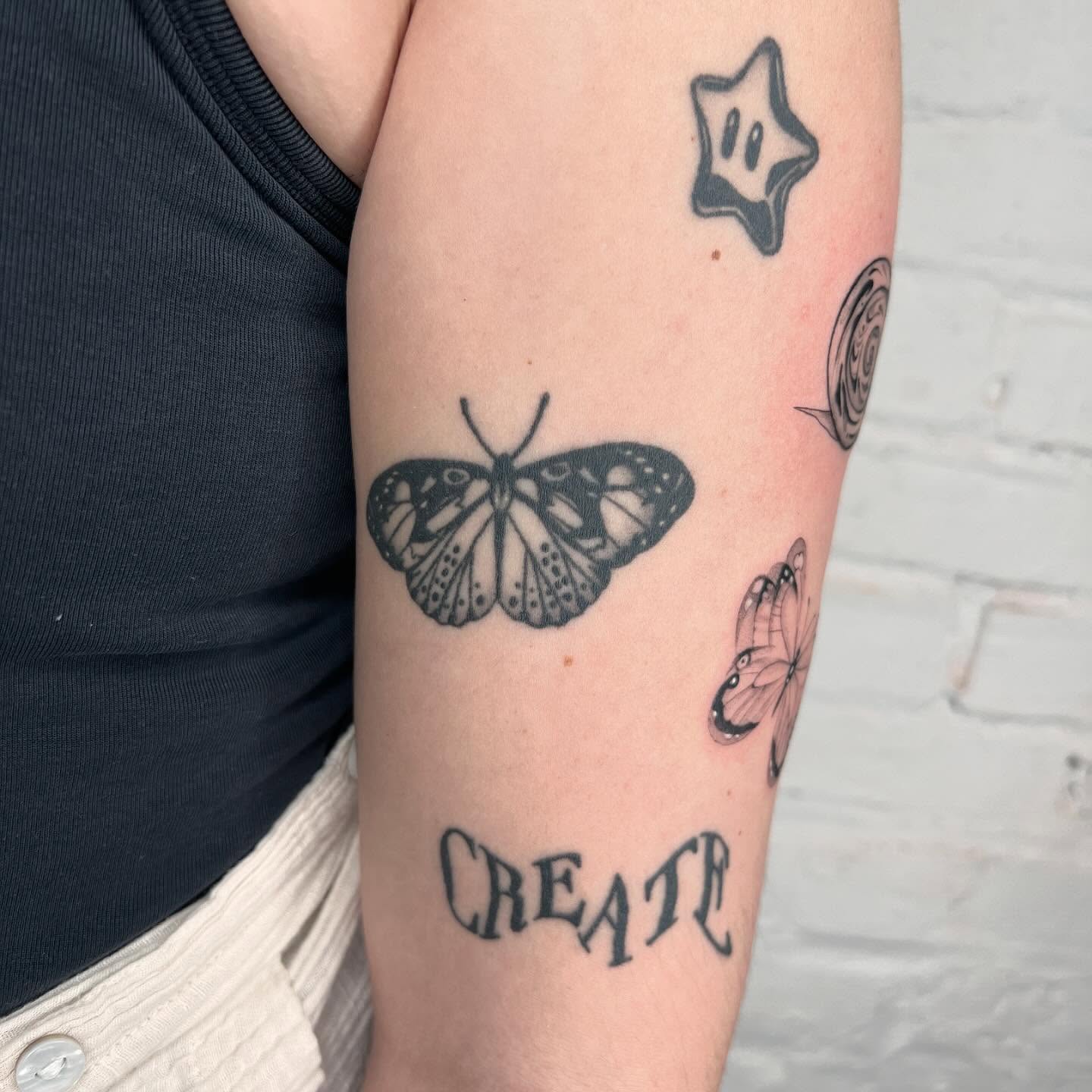 Tattoo by @robbwilsontattoos — black_and_grey