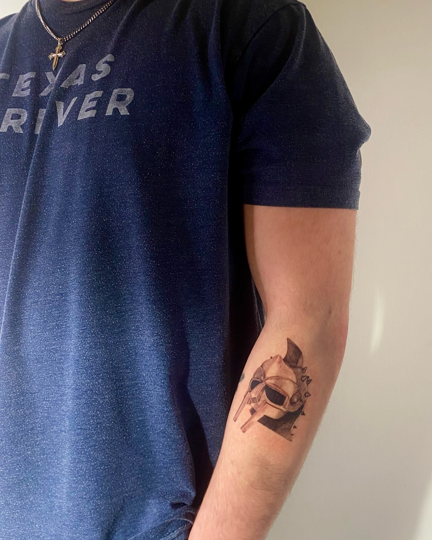 Helmeted skull realism tattoo on the forearm by @tattotos