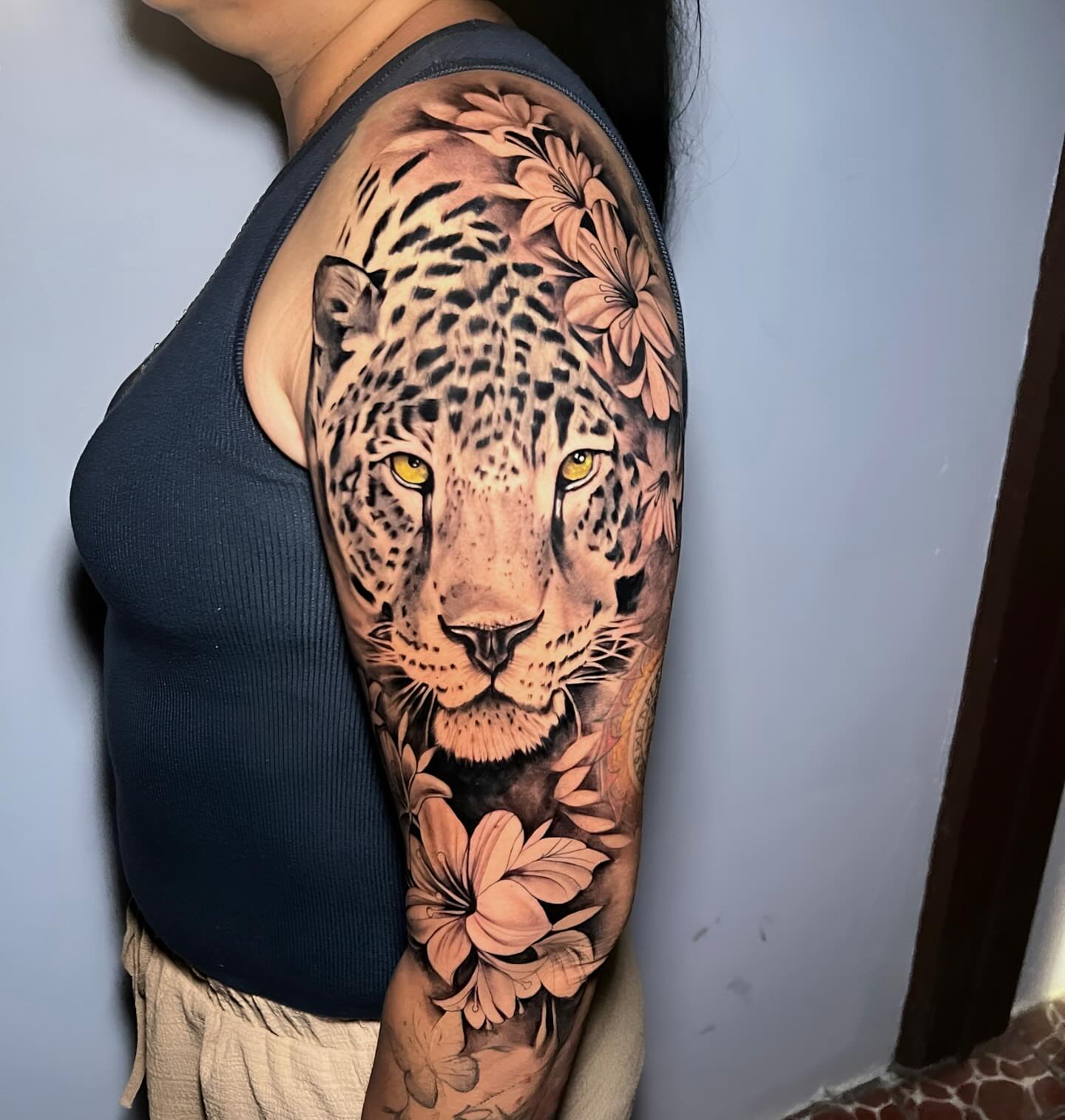 Leopard realism tattoo on the upper arm by ⚜️Lalo Godina Tattoo⚜️