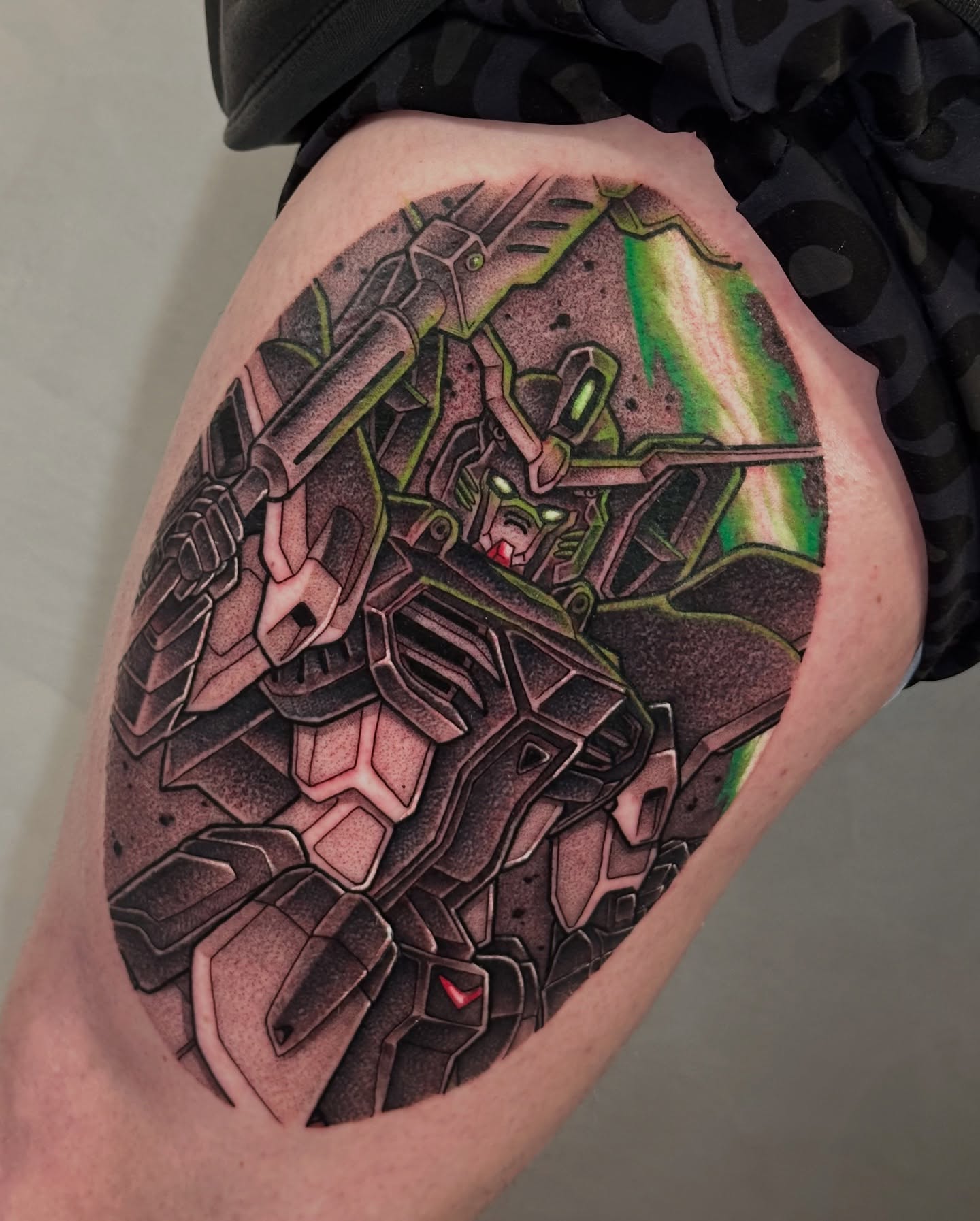 Mecha robot realism tattoo on the thigh by ɢᴀʙʀɪᴇʟ ᴍᴇɴᴅᴇꜱ ᴏʟɪᴠᴇɪʀᴀ