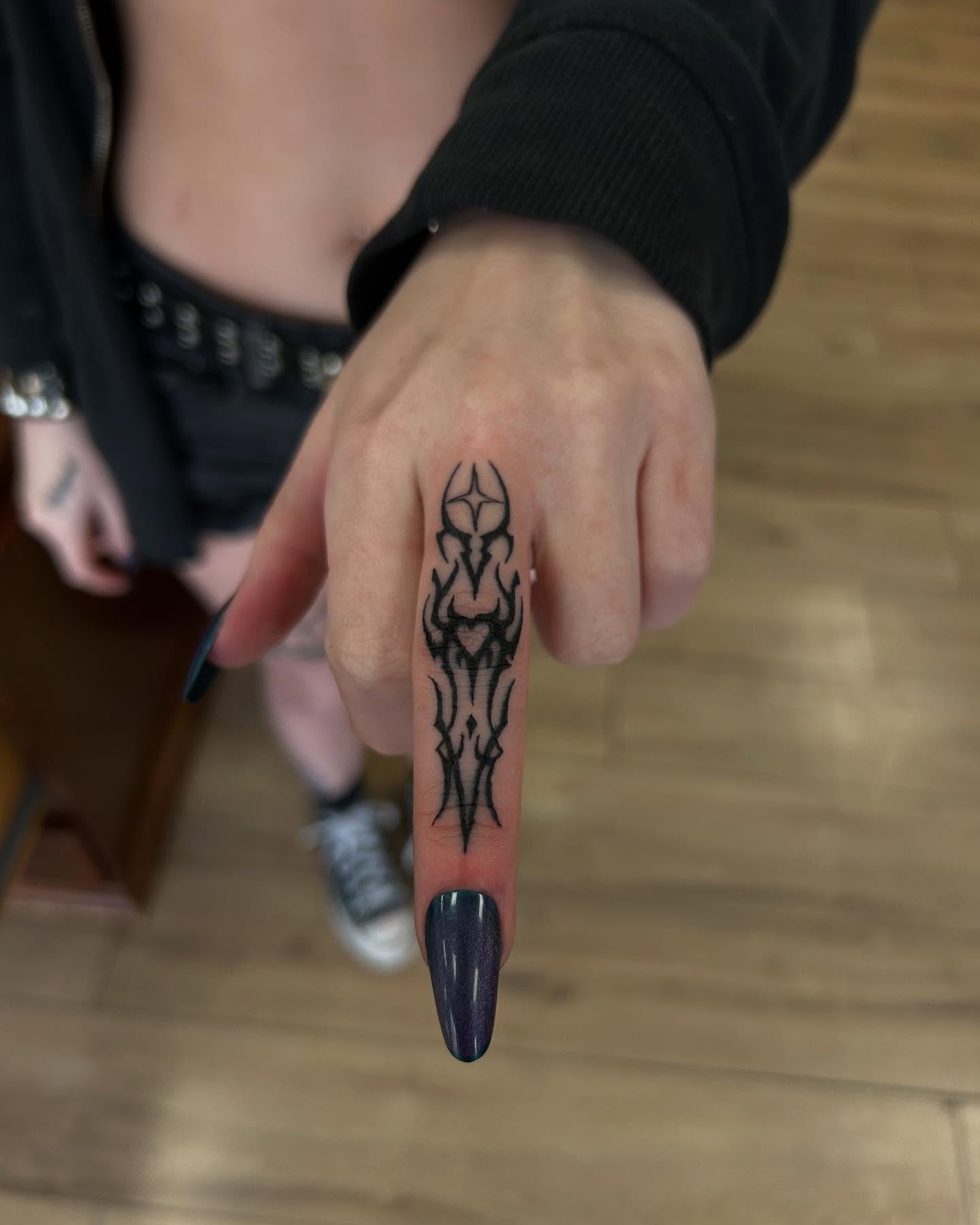 Tribal motif tribal tattoo on the hand by 𝕯𝖆𝖓𝖎