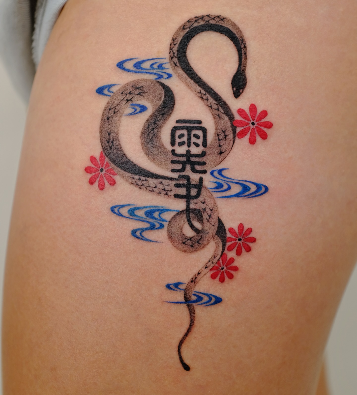 Snake and flowers japanese irezumi tattoo on the thigh by Xiao Lun