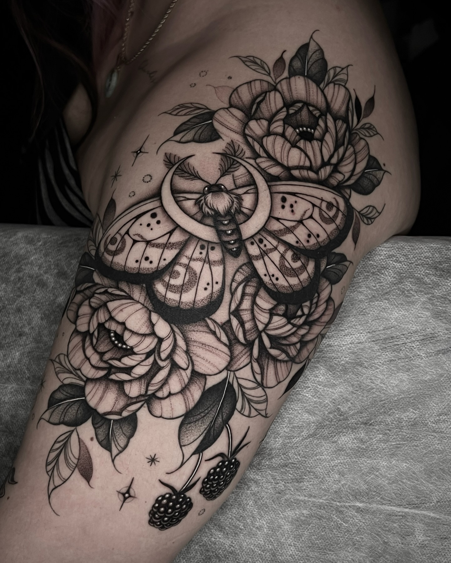 Butterfly and roses realism tattoo on the thigh by ๐ฒ๐ฐ๐ธ๐๐ป๐๐ฝ โก