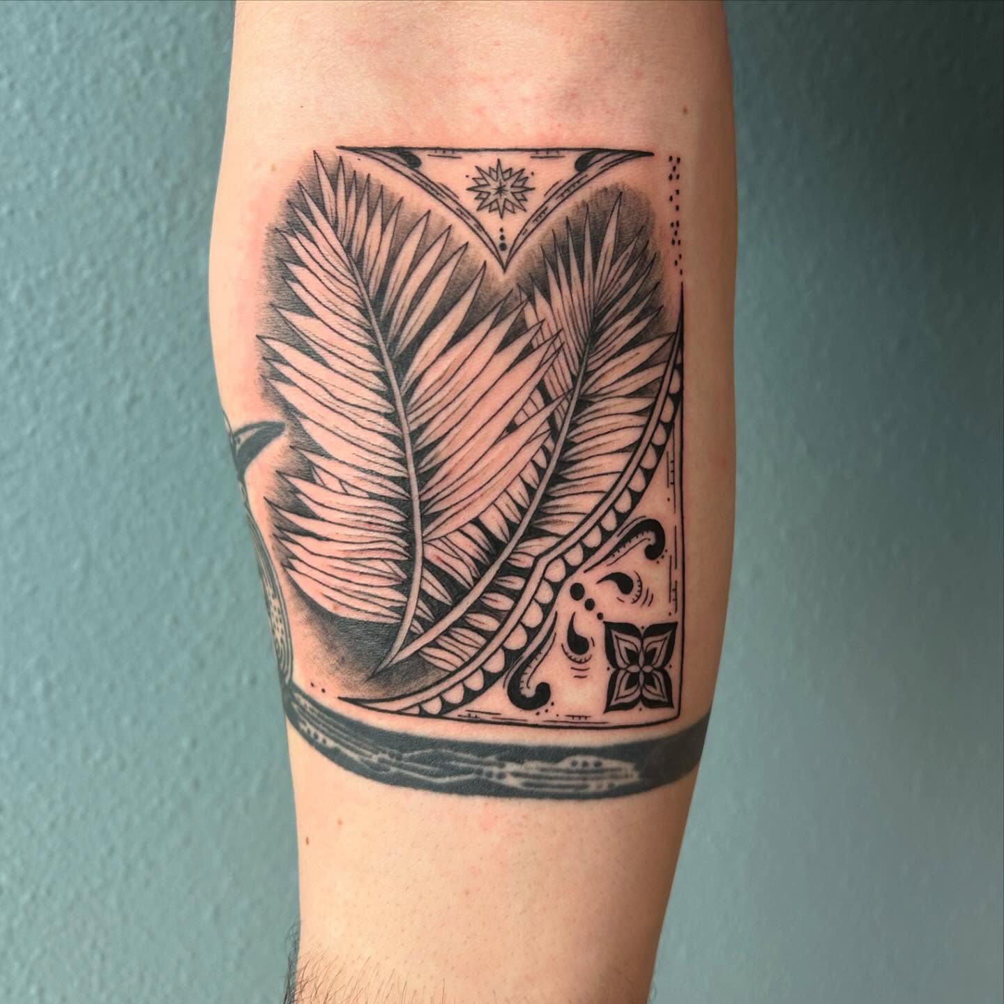 Tattoo by @chaotic__fern β black_and_grey, geometric