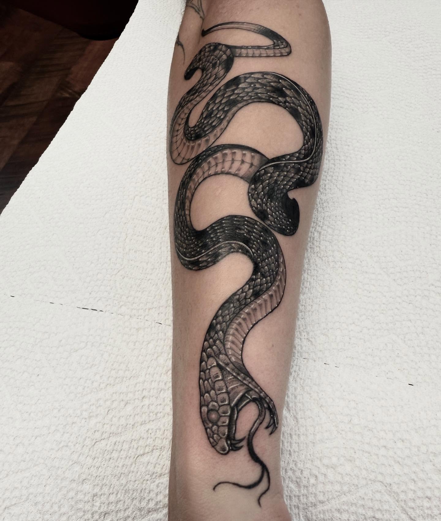 Tattoo by @howler.tattoos โ black_and_grey