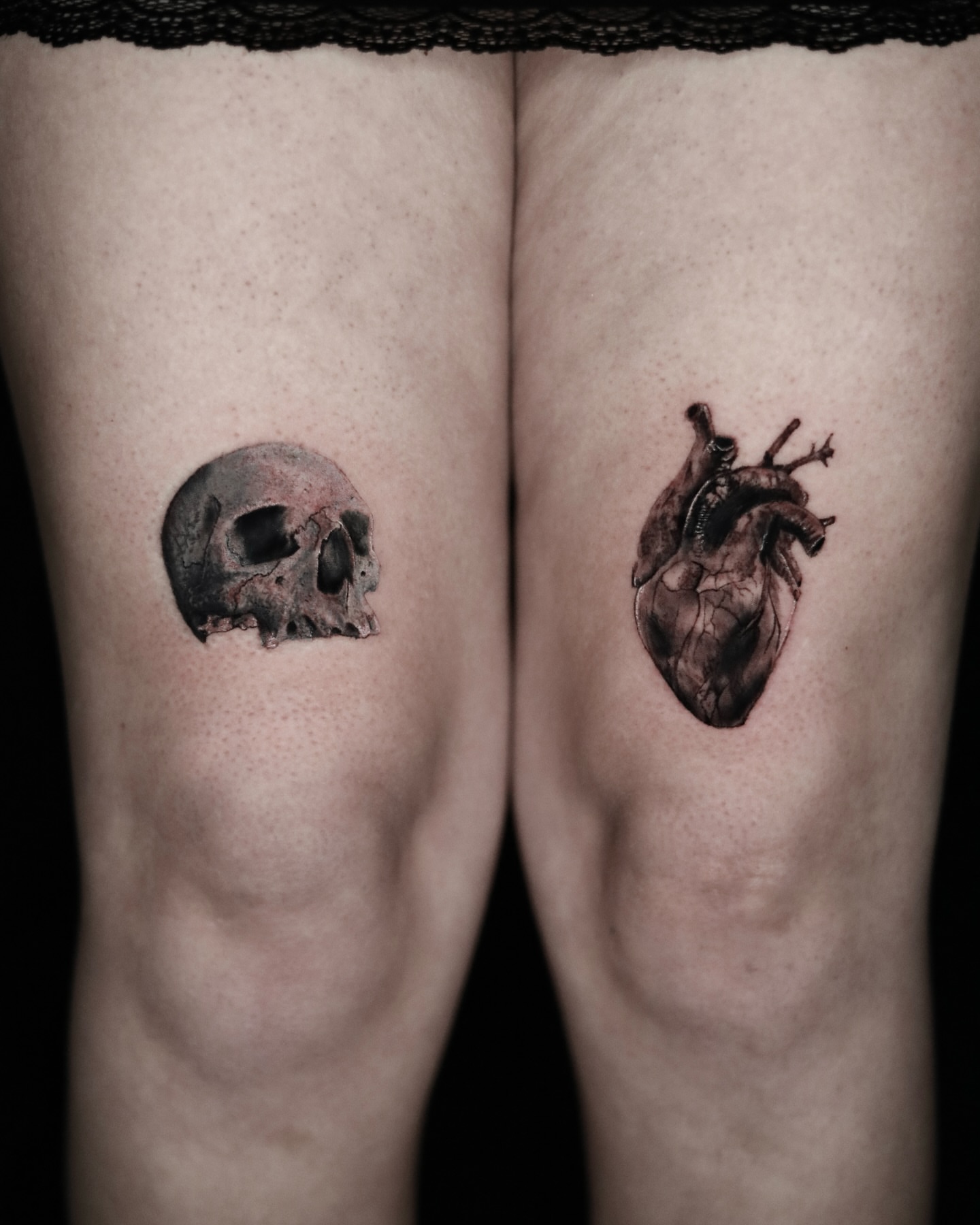 Skull and heart realism tattoo on the thigh by memo
